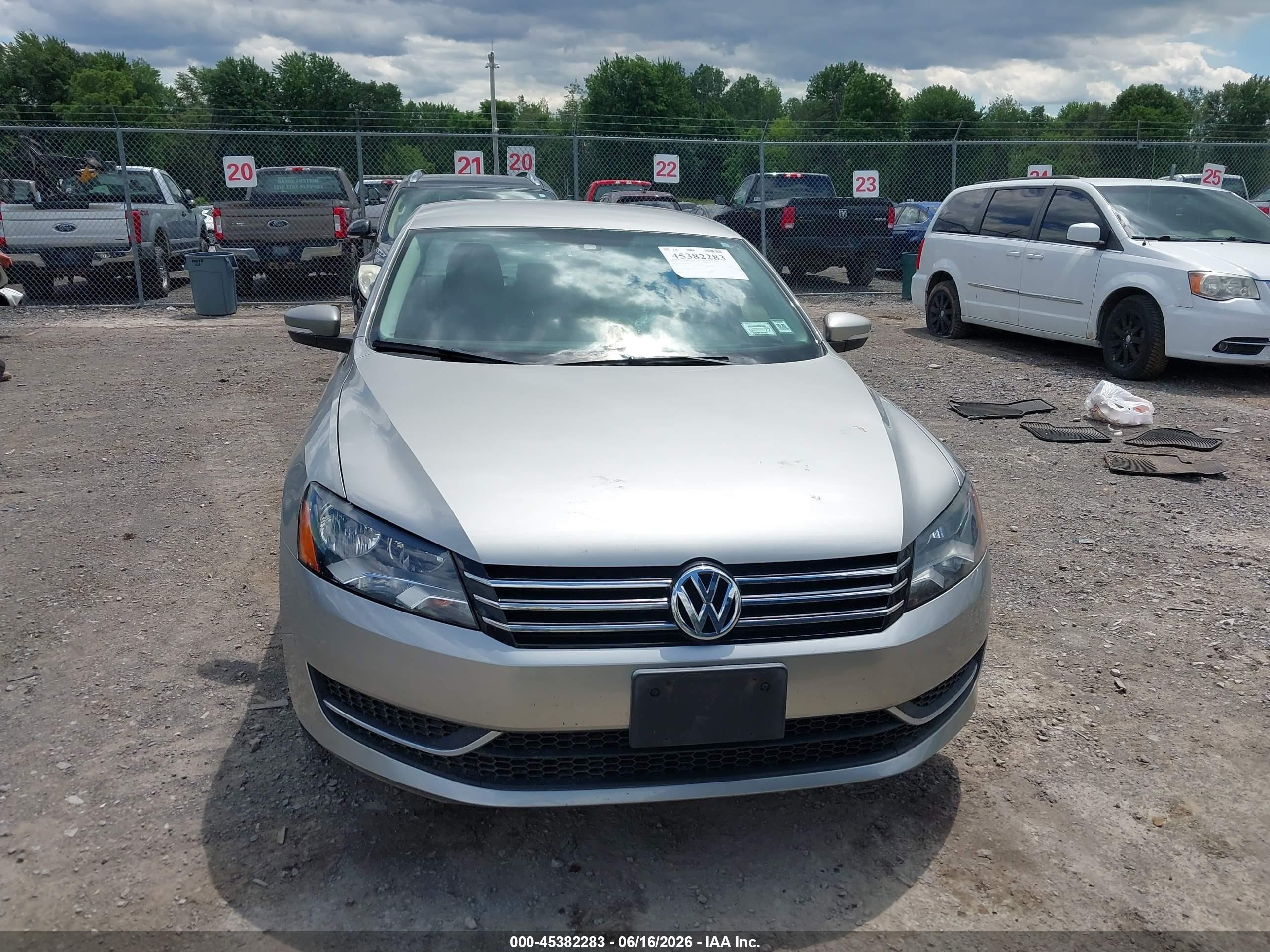 2014 Volkswagen Passat 1.8t S Серебряный vin: 1VWAT7A31EC105310