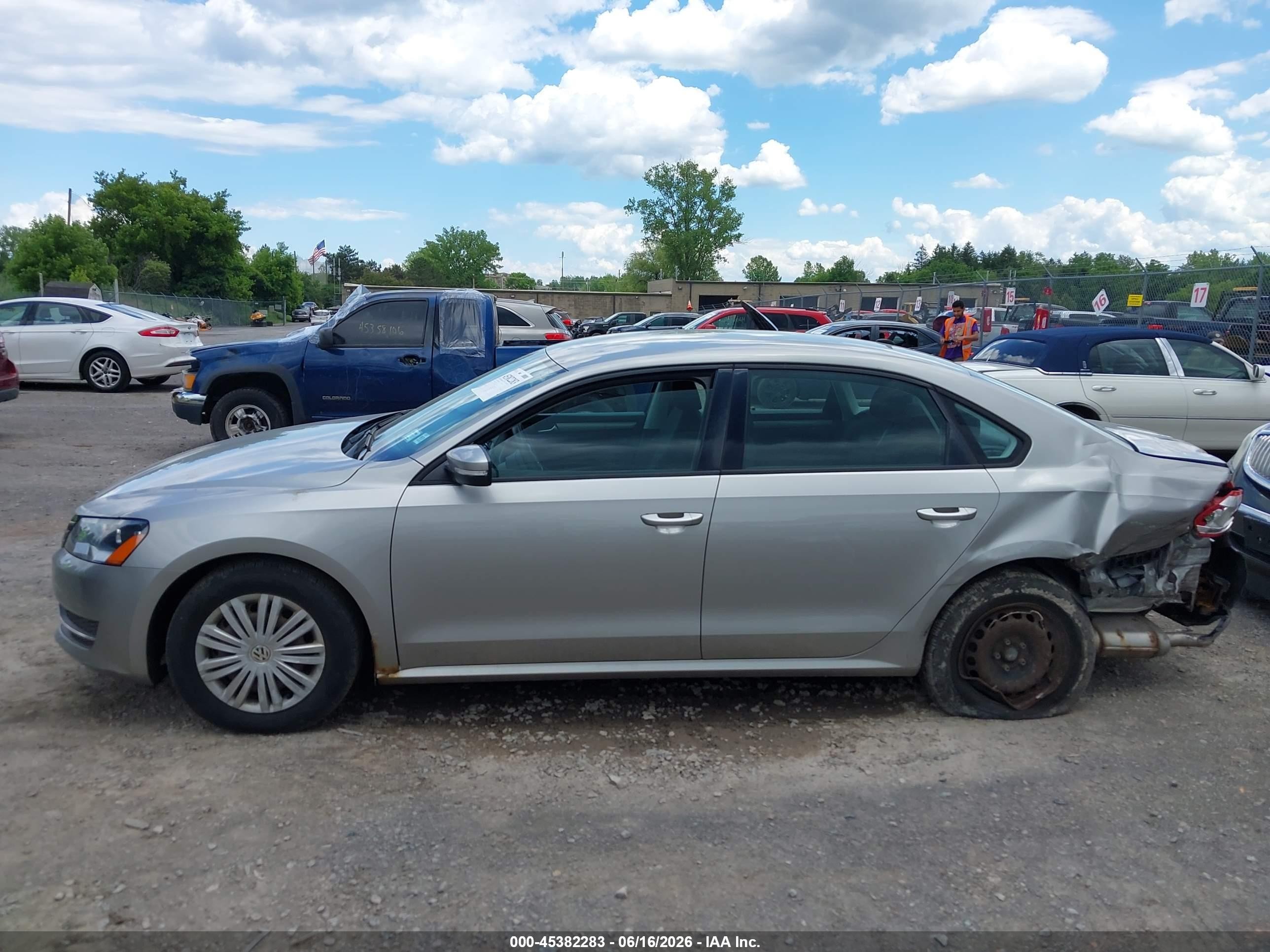 2014 Volkswagen Passat 1.8t S Серебряный vin: 1VWAT7A31EC105310