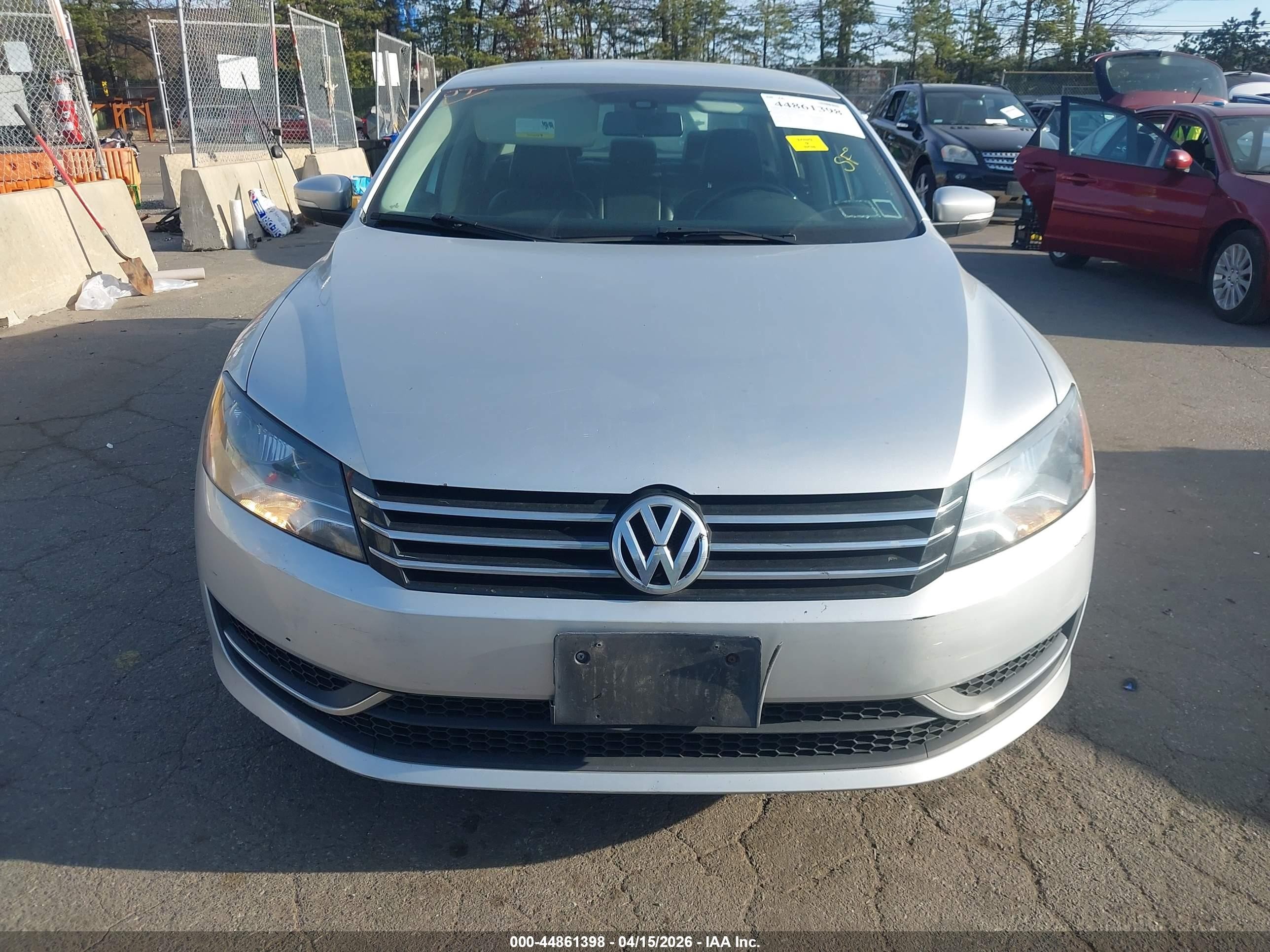 2014 Volkswagen Passat 1.8t Wolfsburg Edition Silver vin: 1VWAT7A31EC120423