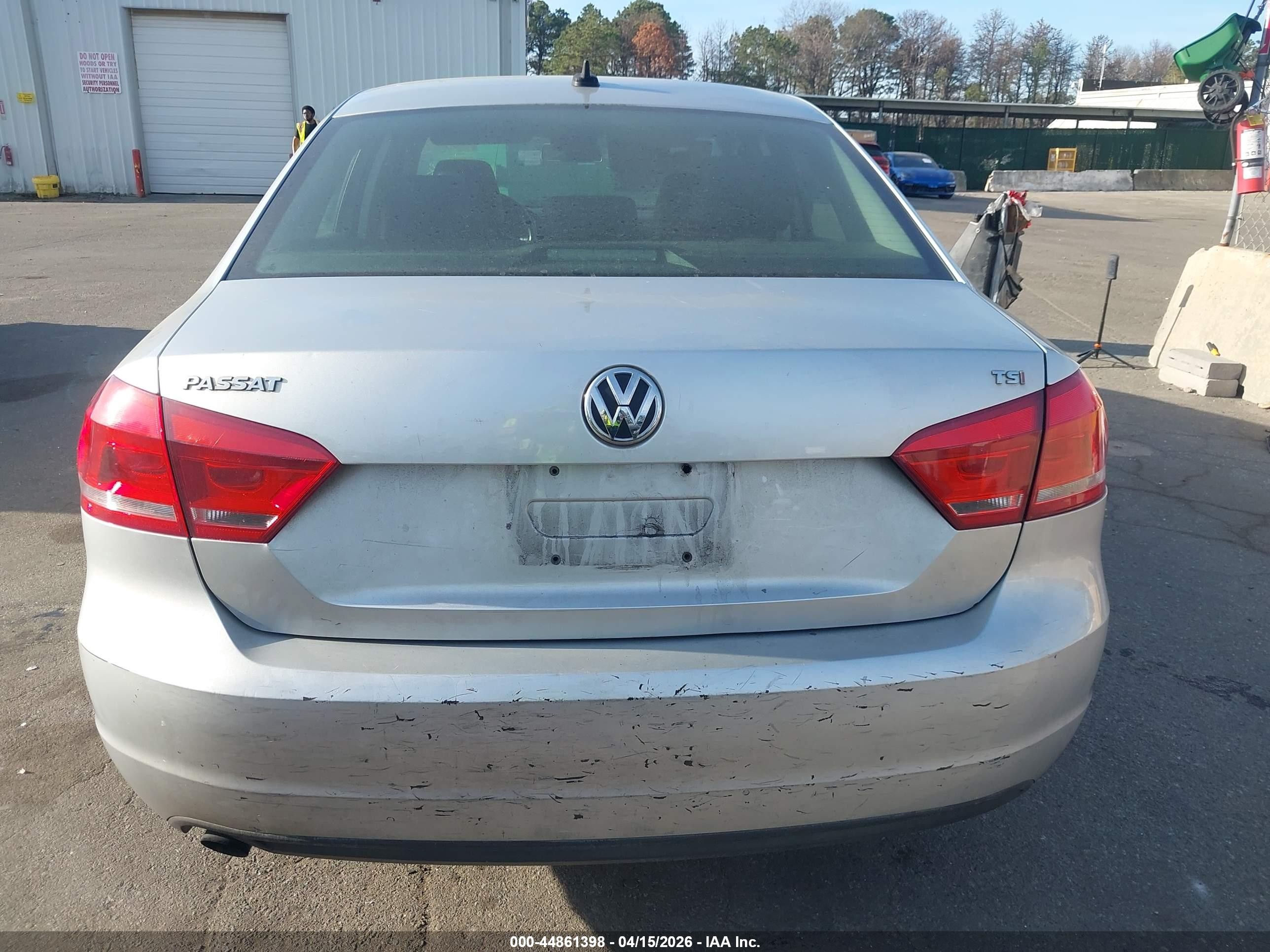 2014 Volkswagen Passat 1.8t Wolfsburg Edition Silver vin: 1VWAT7A31EC120423