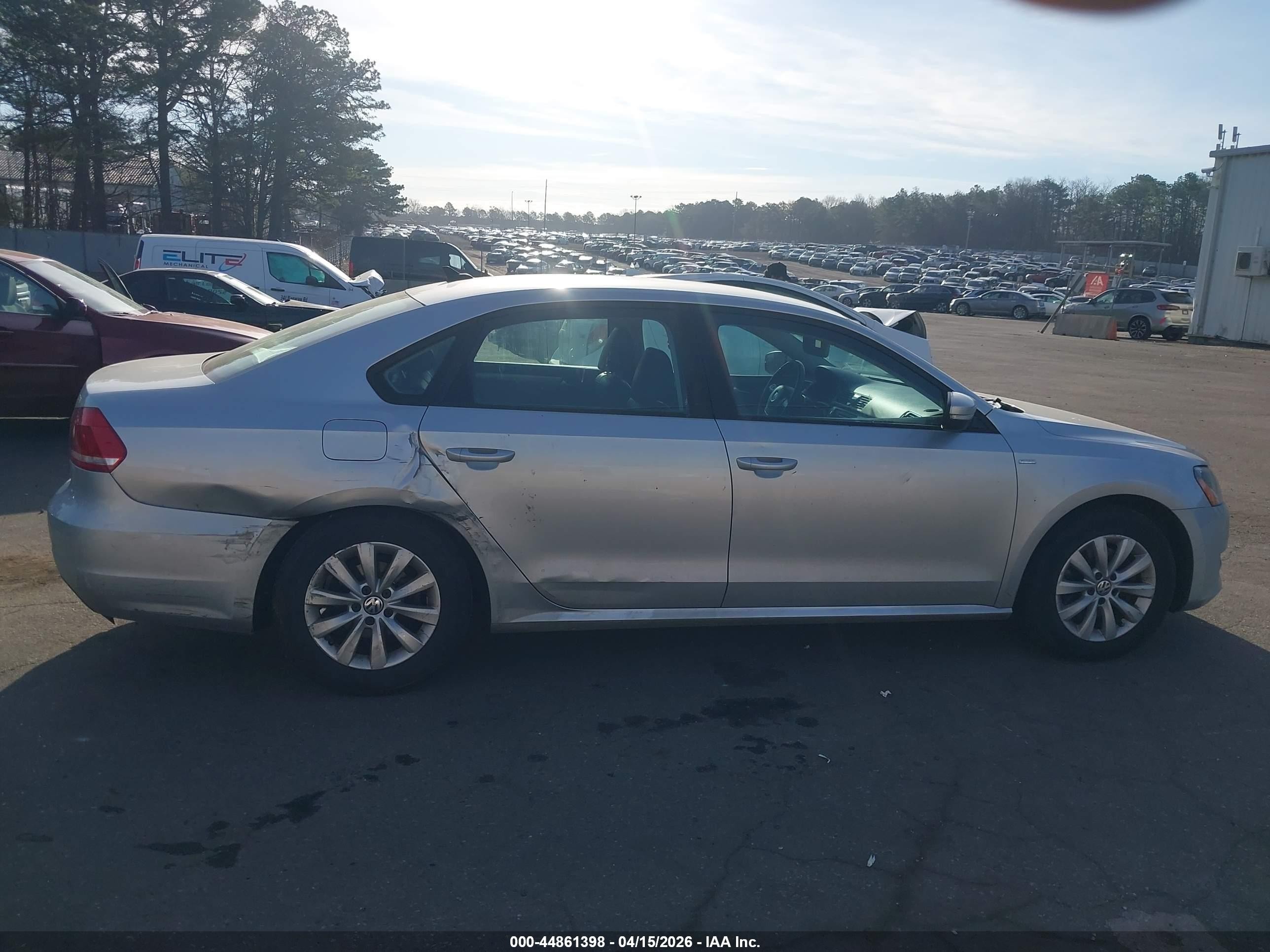 2014 Volkswagen Passat 1.8t Wolfsburg Edition Silver vin: 1VWAT7A31EC120423