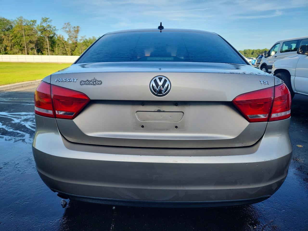 2015 Volkswagen Passat S Желто-коричневый vin: 1VWAT7A31FC006827
