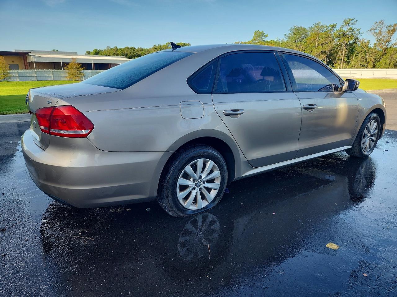 2015 Volkswagen Passat S Желто-коричневый vin: 1VWAT7A31FC006827