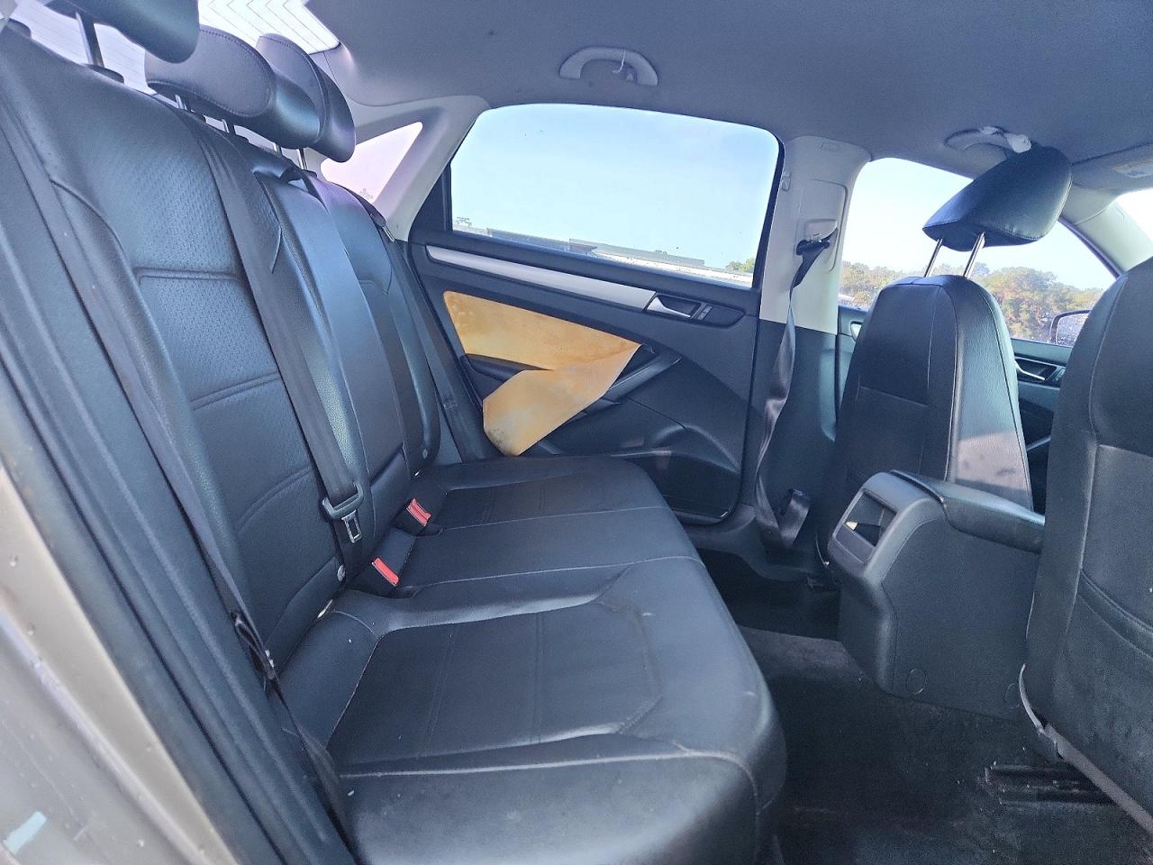 2015 Volkswagen Passat S Желто-коричневый vin: 1VWAT7A31FC006827