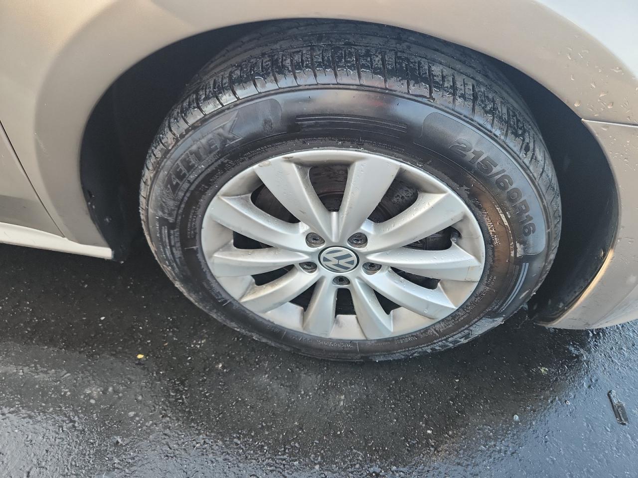 2015 Volkswagen Passat S Желто-коричневый vin: 1VWAT7A31FC006827 Damage: Right Front Wheel, Curb Rash, 2 To 3 Inches