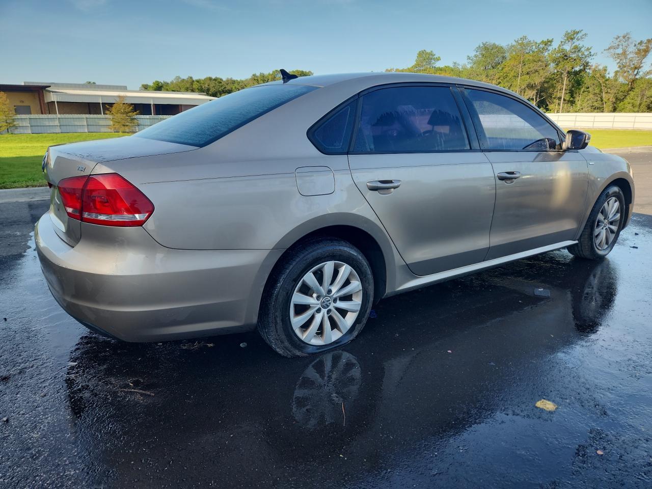 2015 Volkswagen Passat S Желто-коричневый vin: 1VWAT7A31FC006827 Damage: Right Rear Tire, Flat, Repair Required