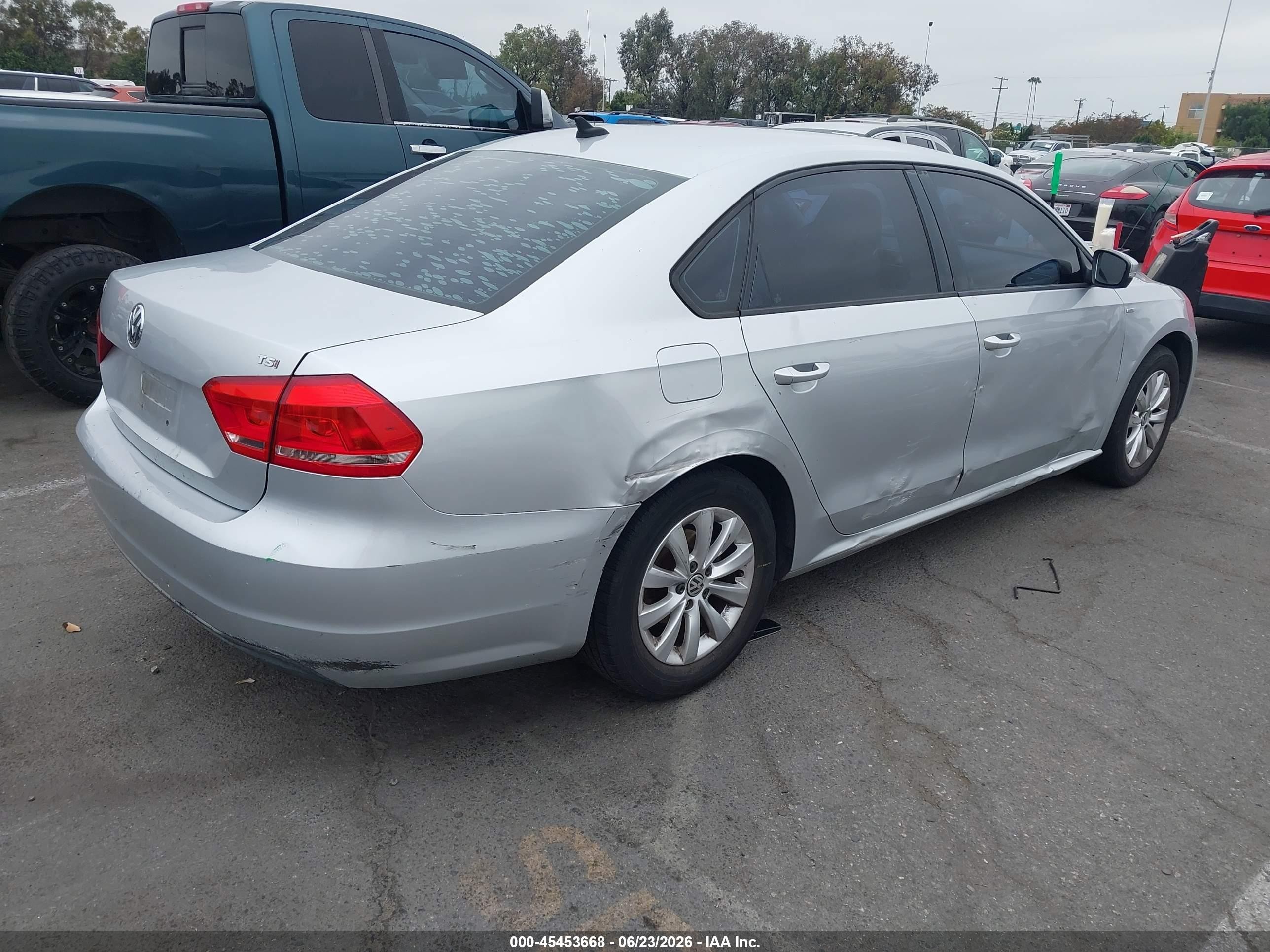 2015 Volkswagen Passat 1.8t Wolfsburg Edition Silver vin: 1VWAT7A31FC010831