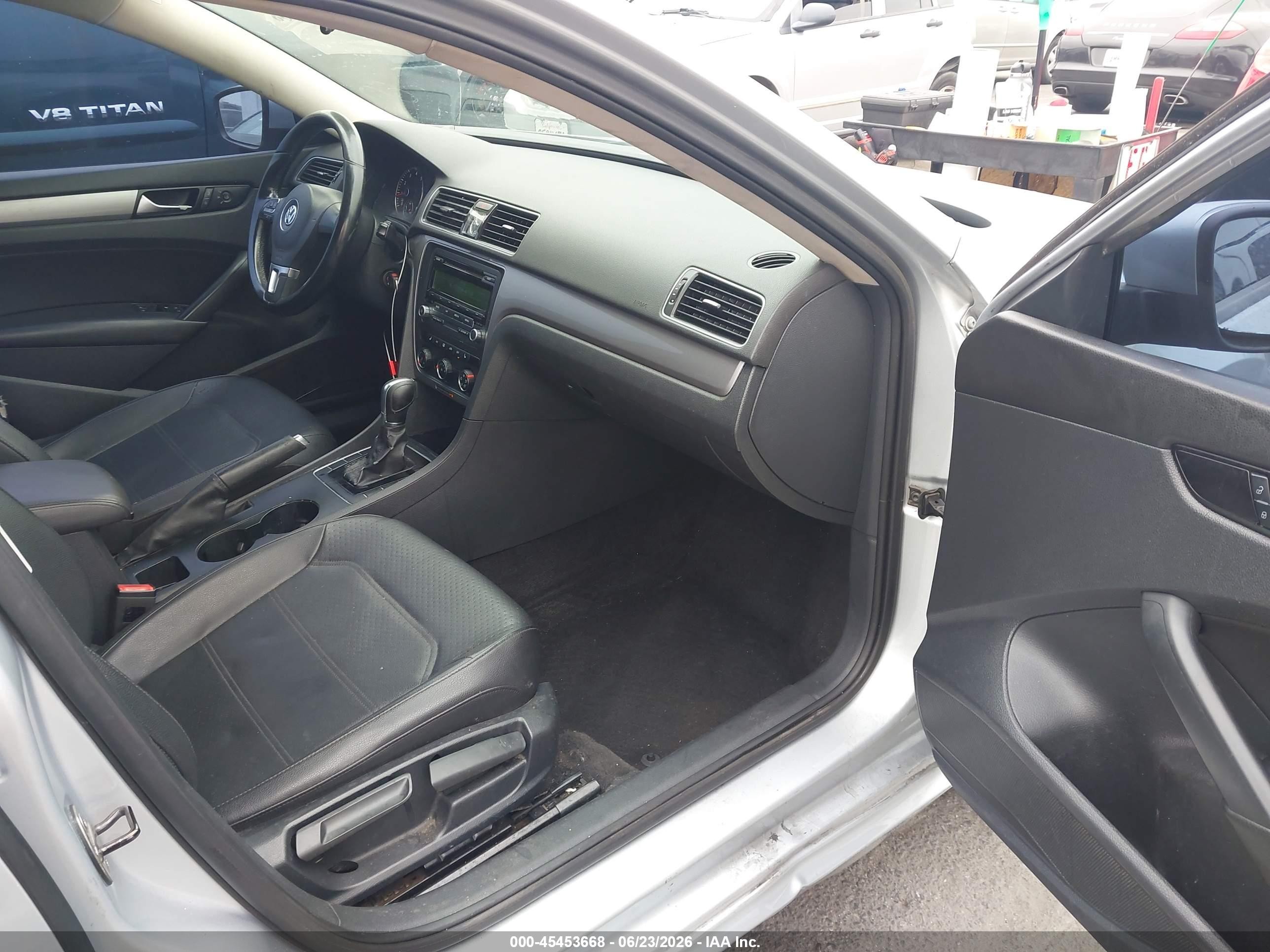 2015 Volkswagen Passat 1.8t Wolfsburg Edition Silver vin: 1VWAT7A31FC010831