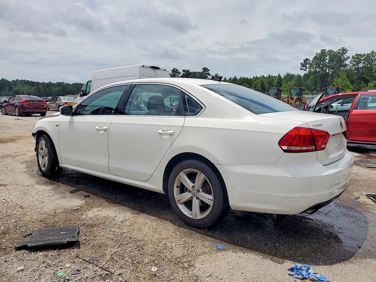 2015 Volkswagen Passat S Белый vin: 1VWAT7A31FC106183