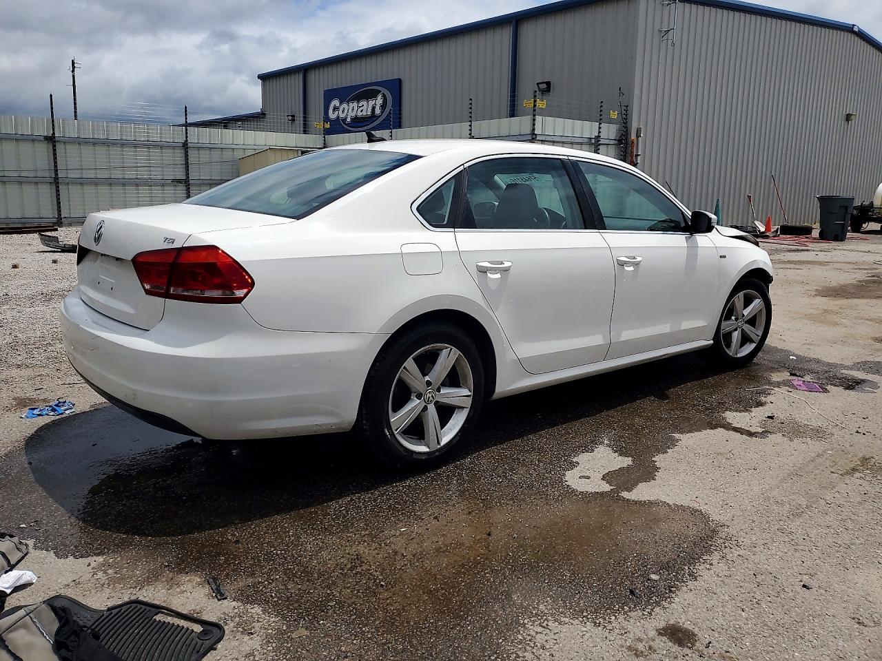 2015 Volkswagen Passat S Белый vin: 1VWAT7A31FC106183