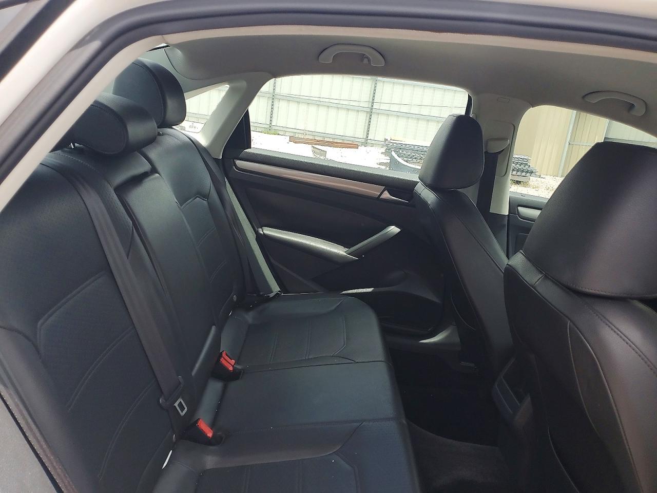 2015 Volkswagen Passat S Белый vin: 1VWAT7A31FC106183