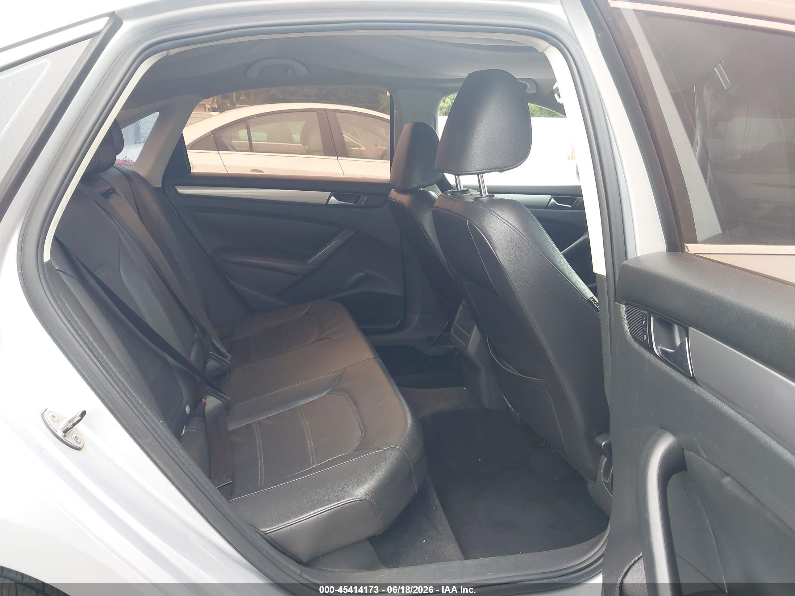 2014 Volkswagen Passat 1.8t Wolfsburg Edition Silver vin: 1VWAT7A32EC029290