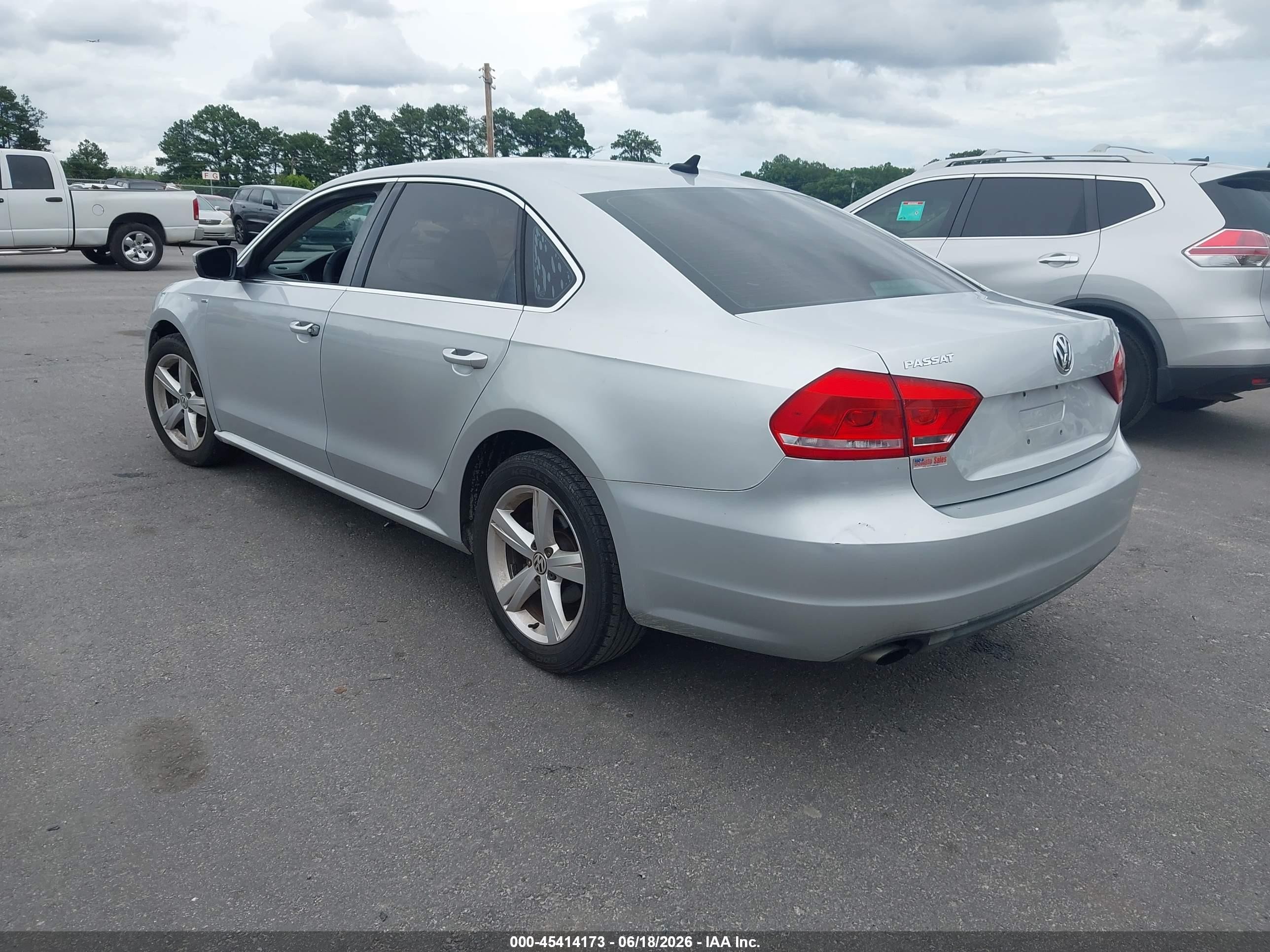 2014 Volkswagen Passat 1.8t Wolfsburg Edition Silver vin: 1VWAT7A32EC029290
