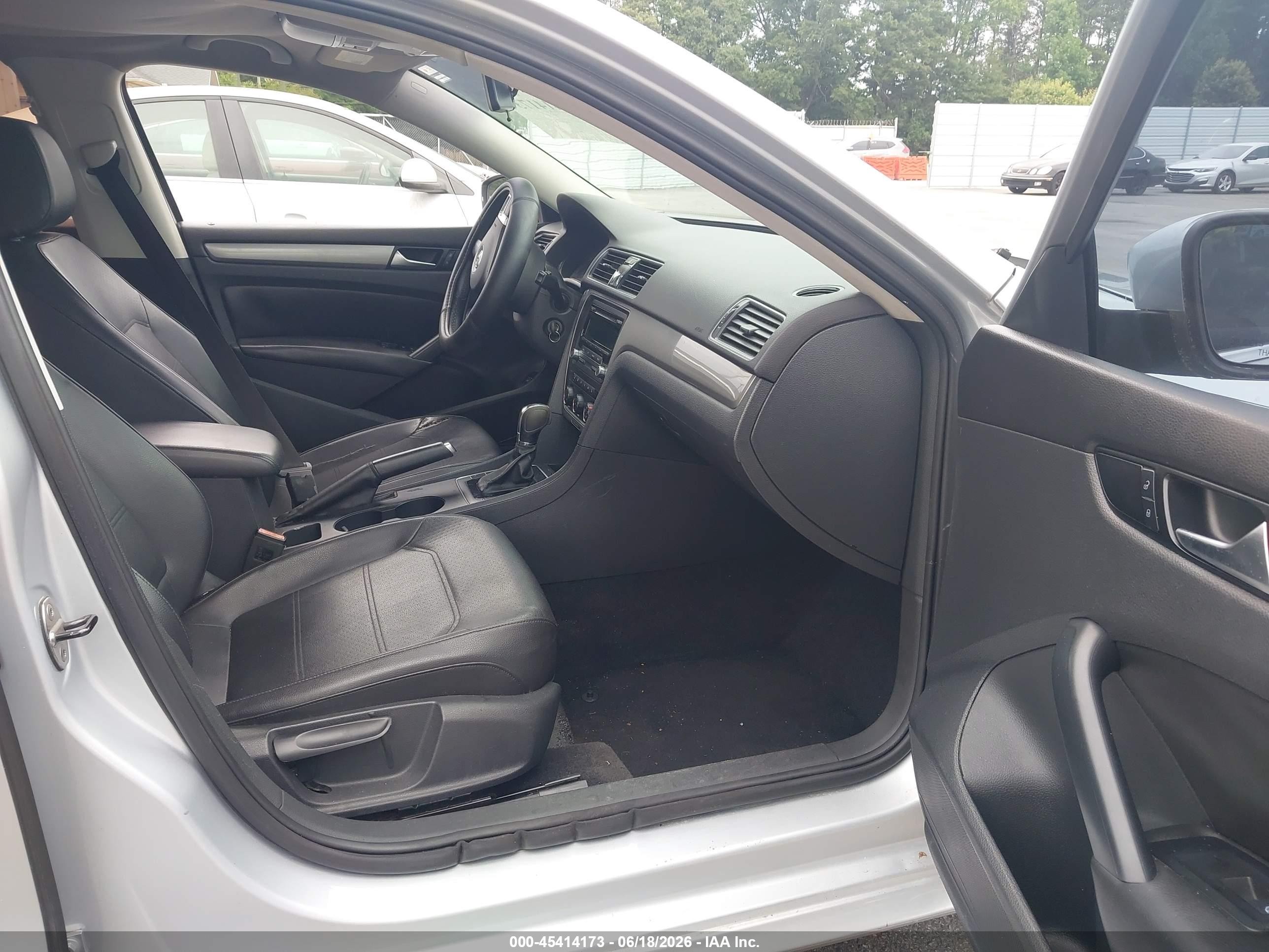 2014 Volkswagen Passat 1.8t Wolfsburg Edition Silver vin: 1VWAT7A32EC029290