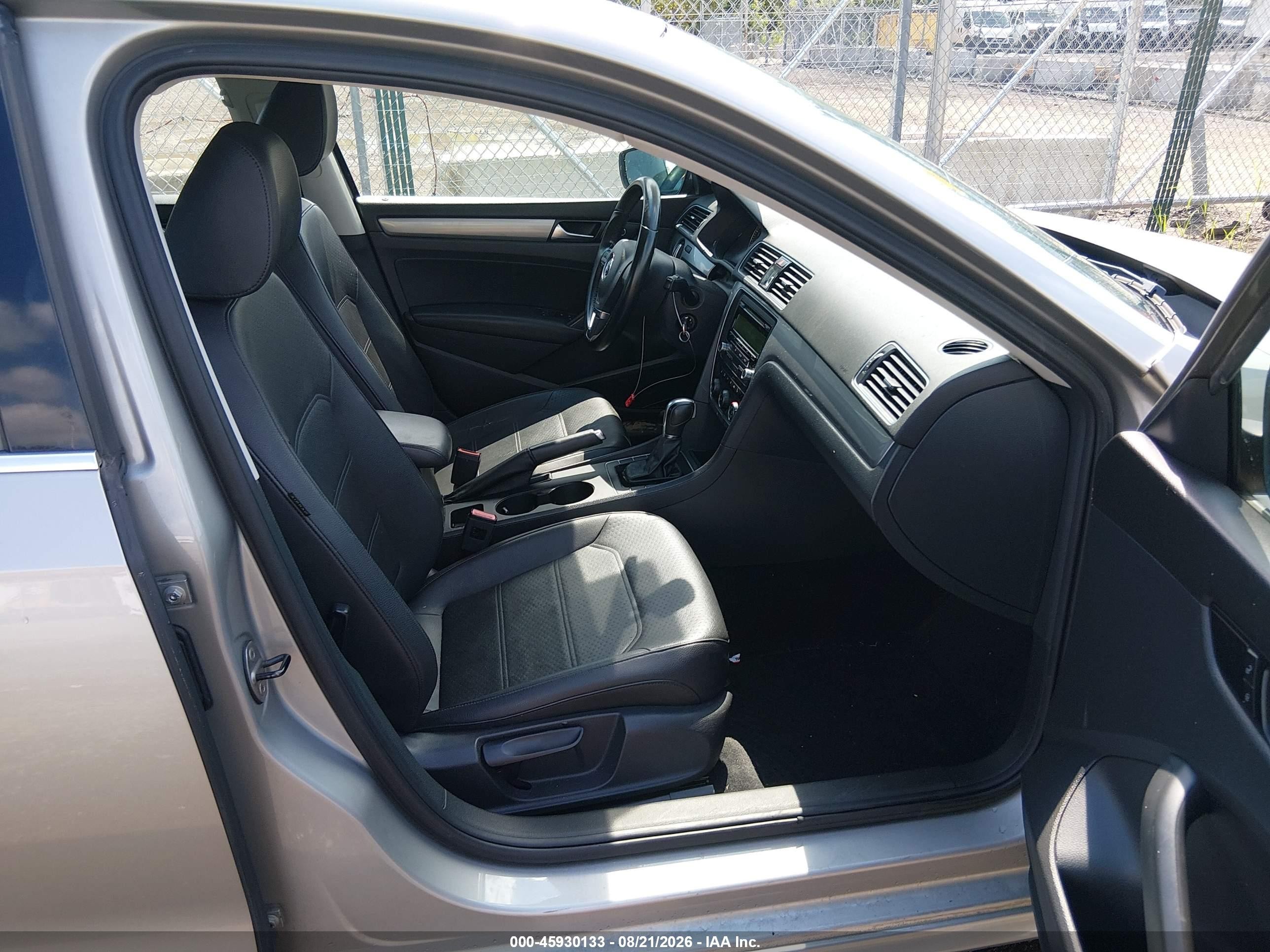 2014 Volkswagen Passat 1.8t Wolfsburg Edition Серебряный vin: 1VWAT7A32EC053637