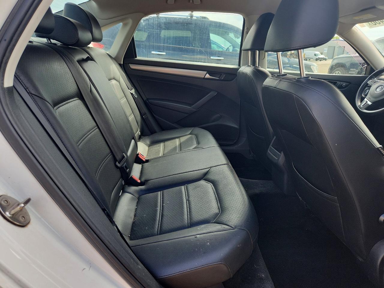2015 Volkswagen Passat S White vin: 1VWAT7A32FC020395