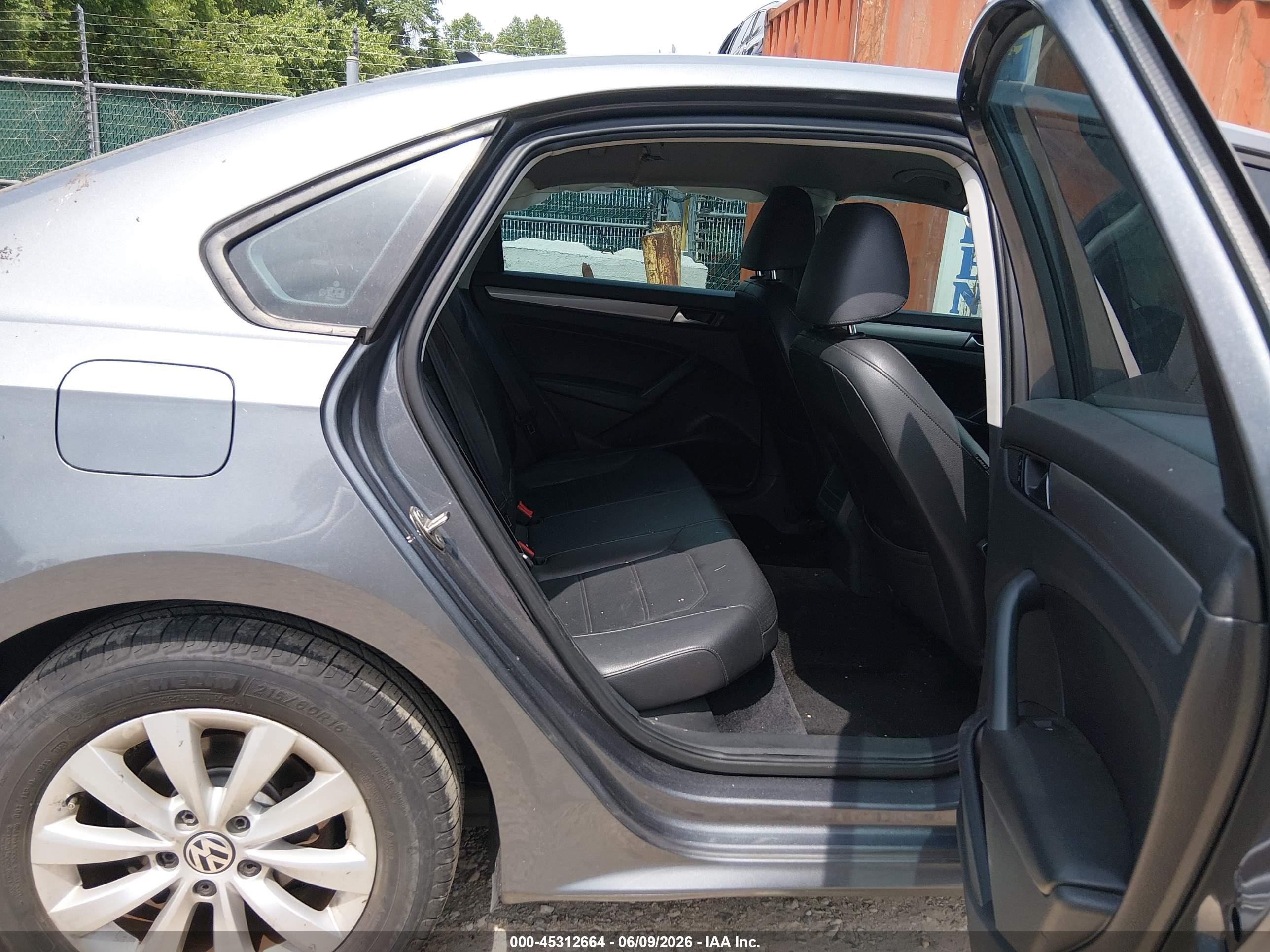 2015 Volkswagen Passat 1.8t Wolfsburg Edition Gray vin: 1VWAT7A32FC037634