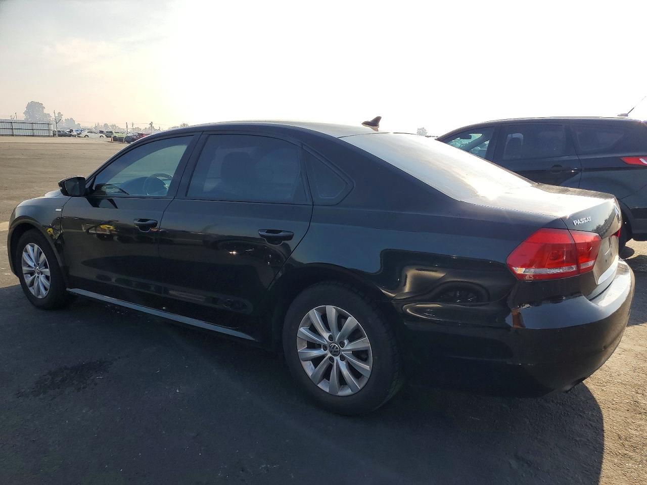 2015 Volkswagen Passat S Черный vin: 1VWAT7A32FC057432