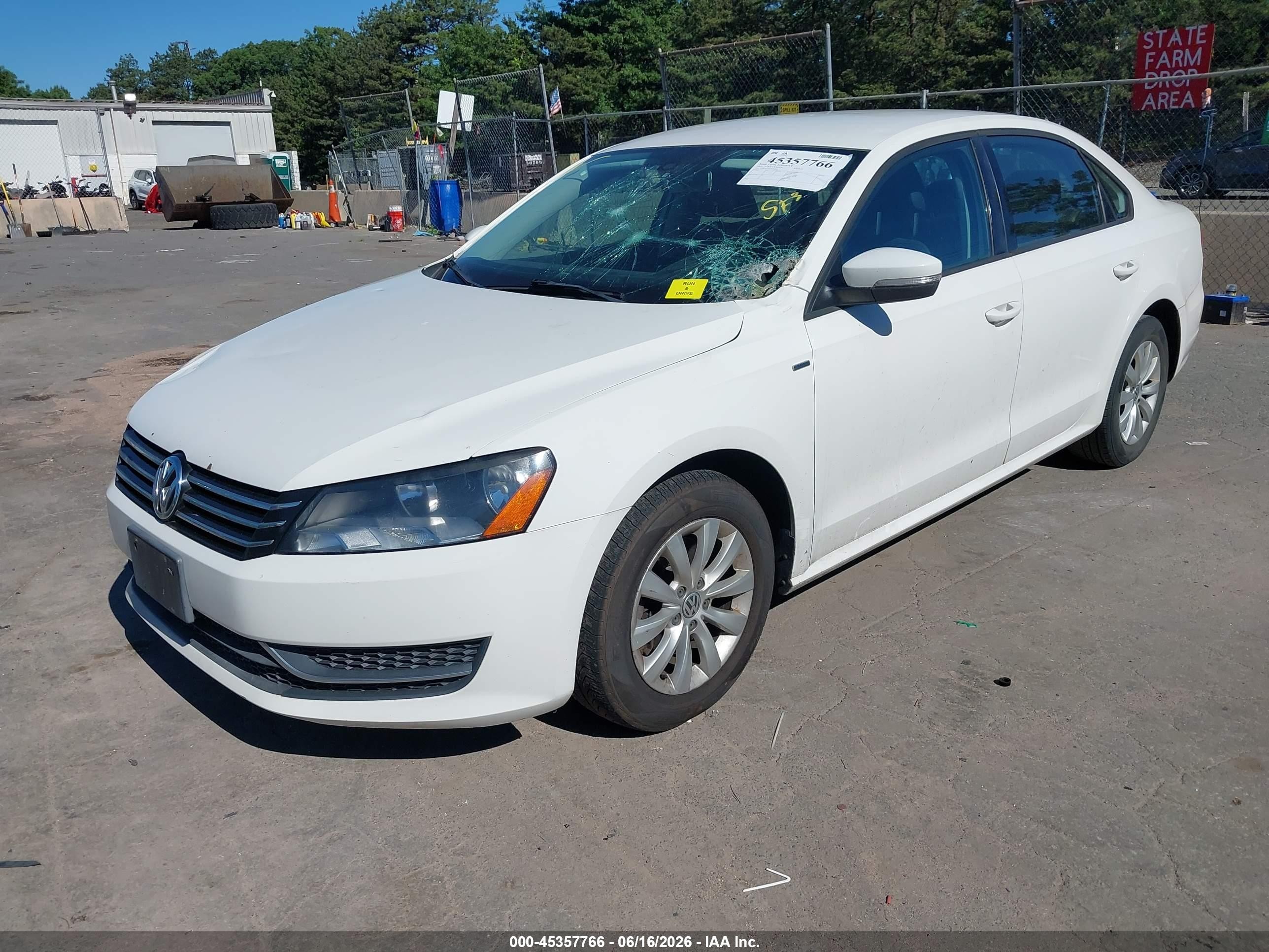 2015 Volkswagen Passat 1.8t Wolfsburg Edition White vin: 1VWAT7A32FC068849