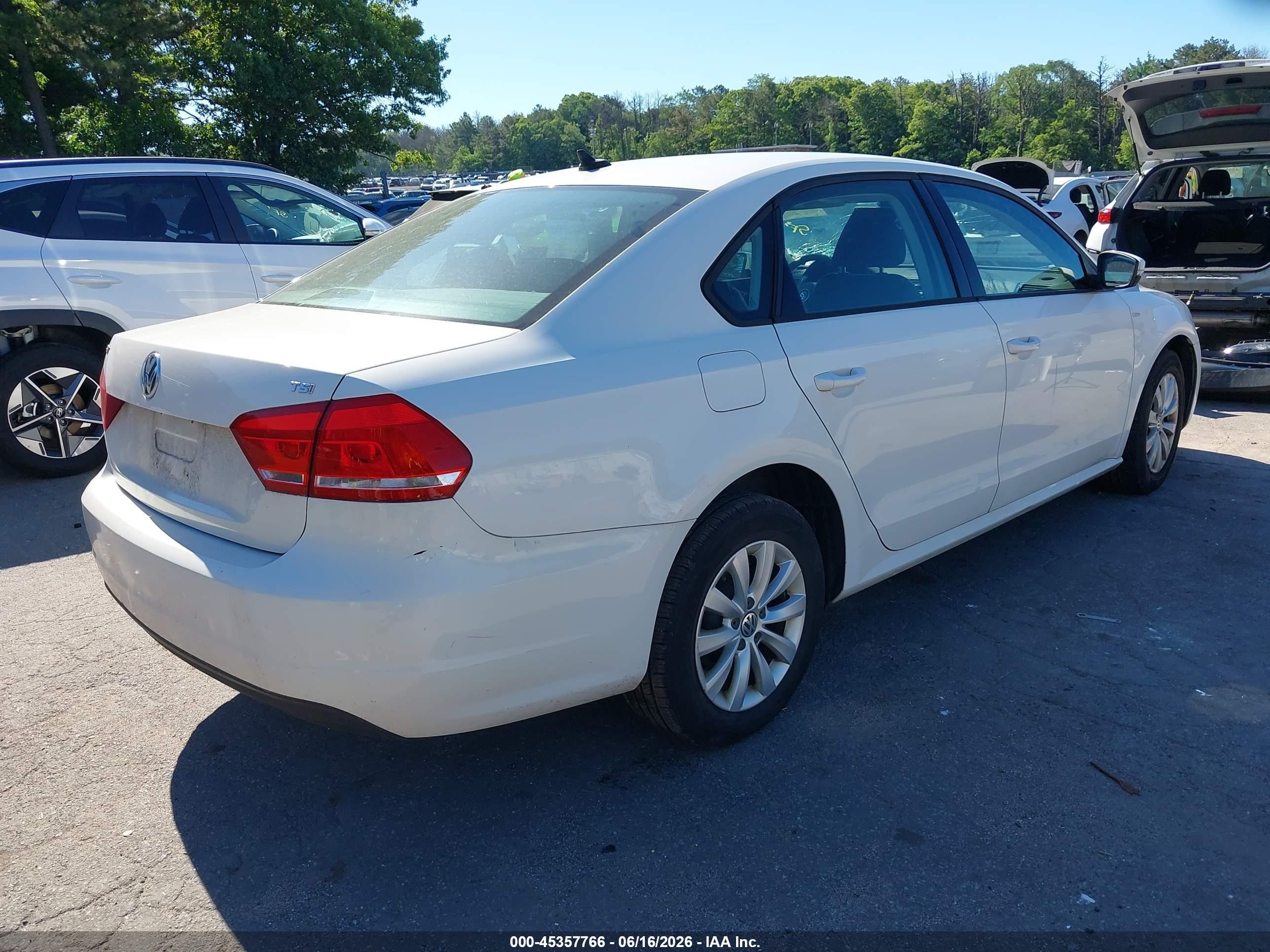 2015 Volkswagen Passat 1.8t Wolfsburg Edition White vin: 1VWAT7A32FC068849