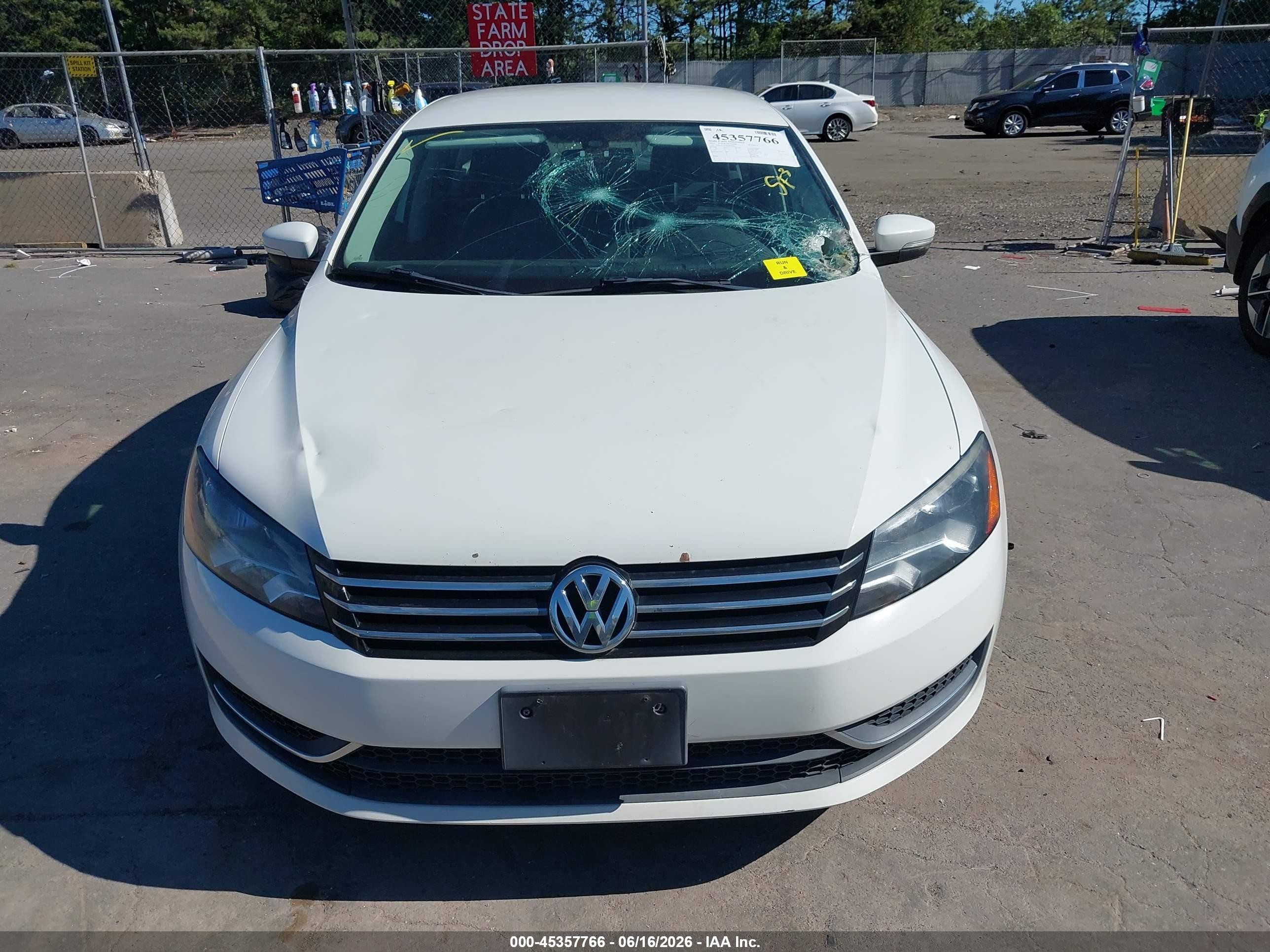 2015 Volkswagen Passat 1.8t Wolfsburg Edition White vin: 1VWAT7A32FC068849