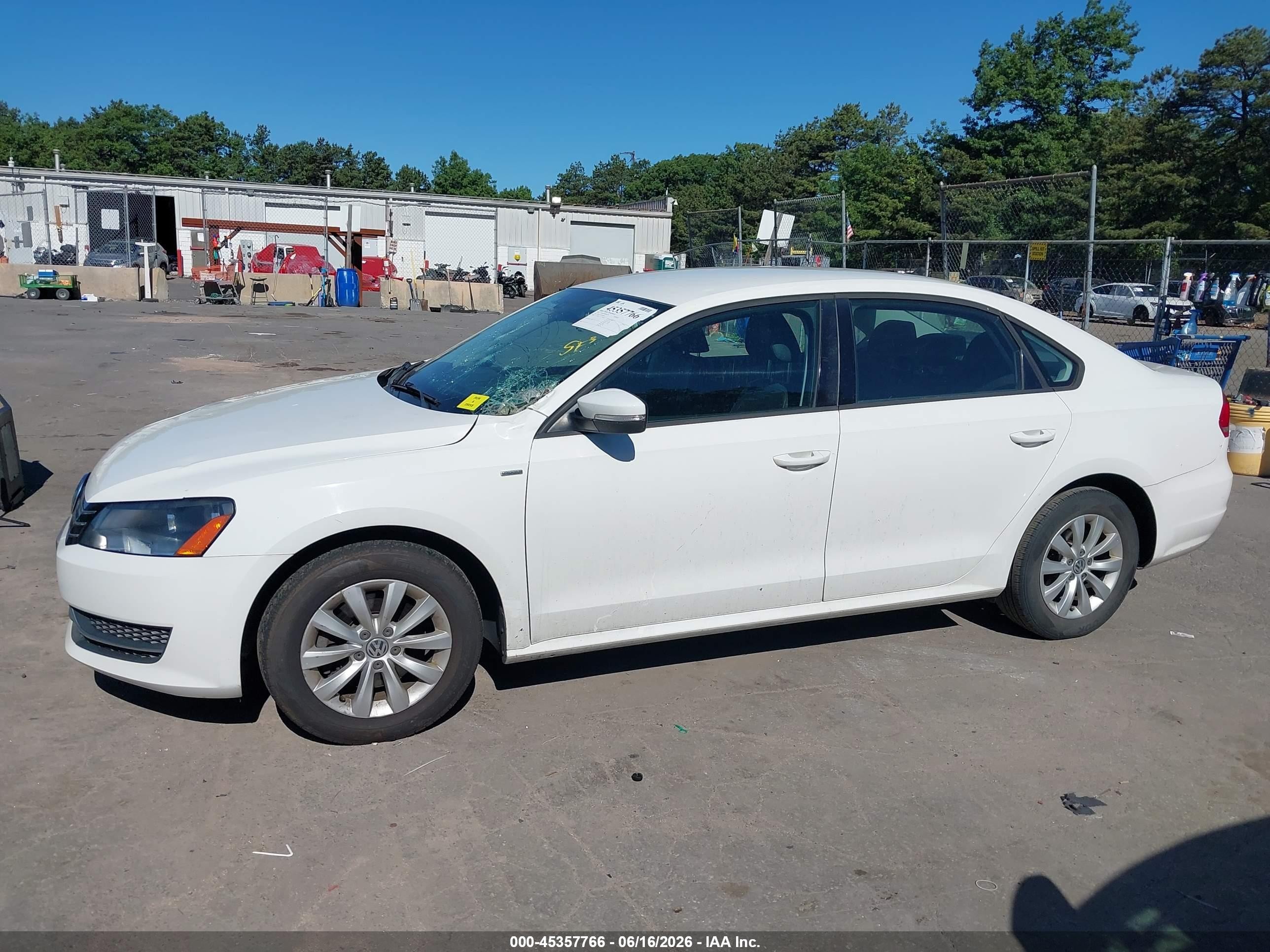2015 Volkswagen Passat 1.8t Wolfsburg Edition White vin: 1VWAT7A32FC068849