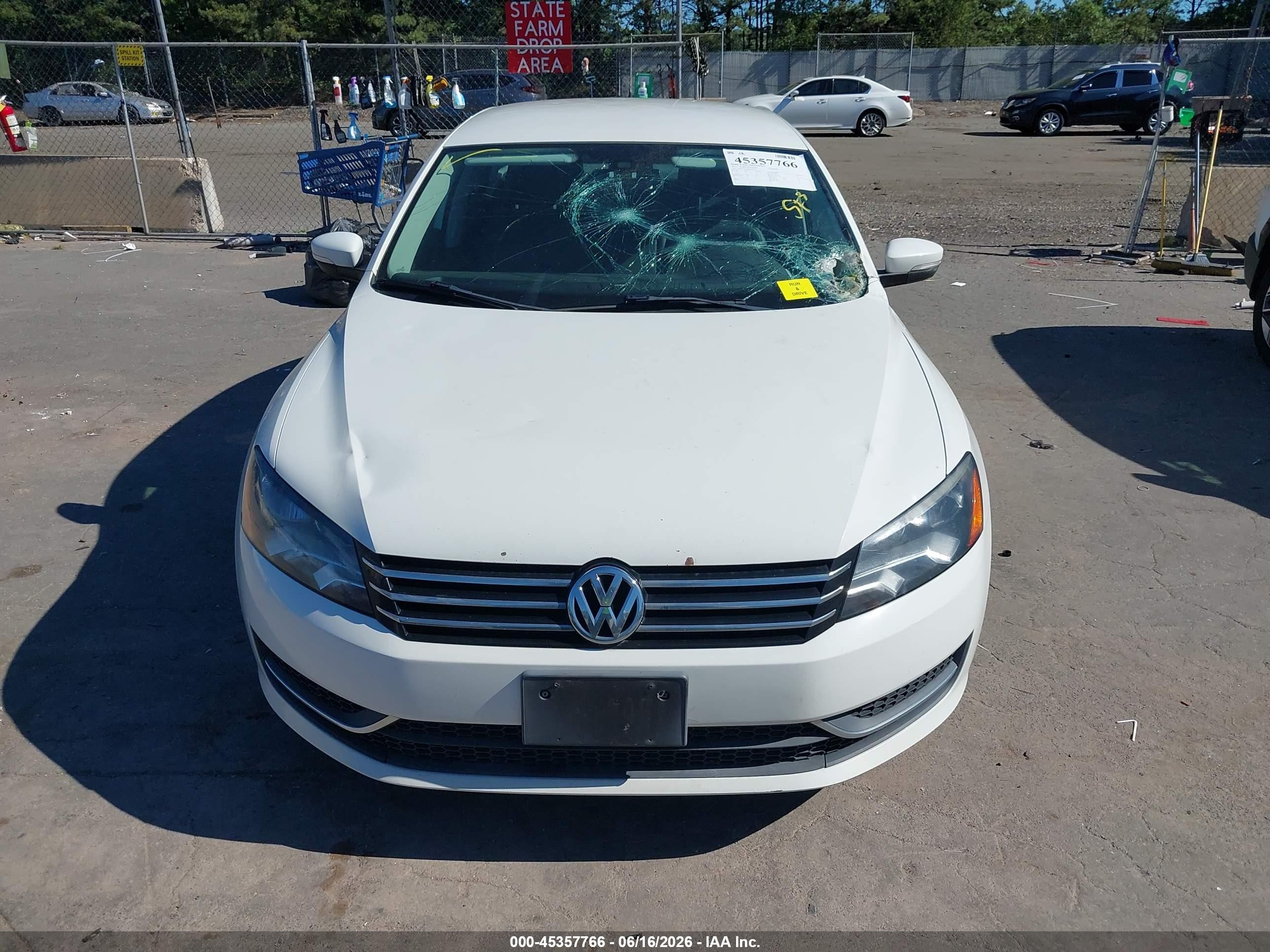 2015 Volkswagen Passat 1.8t Wolfsburg Edition White vin: 1VWAT7A32FC068849