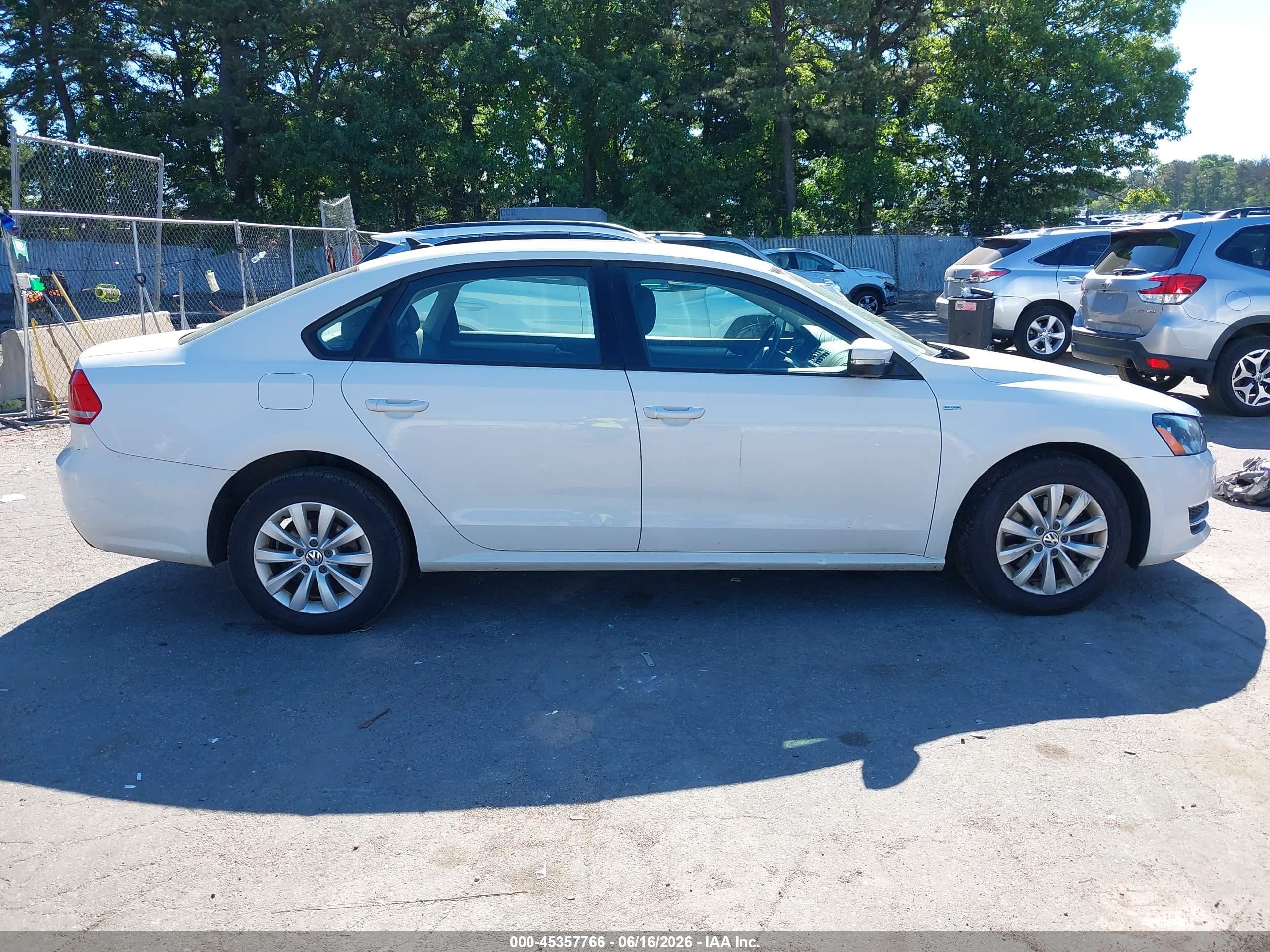 2015 Volkswagen Passat 1.8t Wolfsburg Edition White vin: 1VWAT7A32FC068849