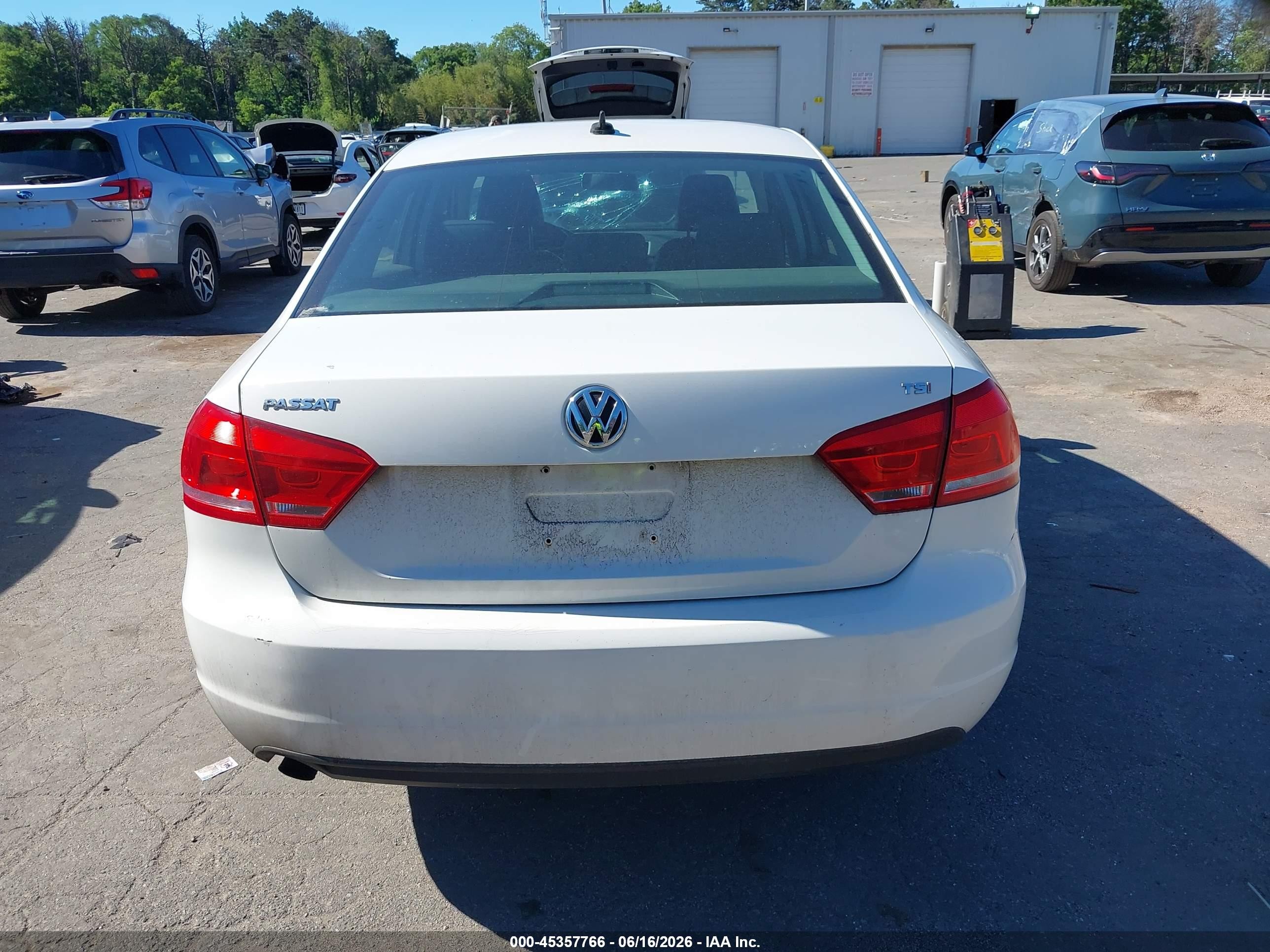2015 Volkswagen Passat 1.8t Wolfsburg Edition White vin: 1VWAT7A32FC068849
