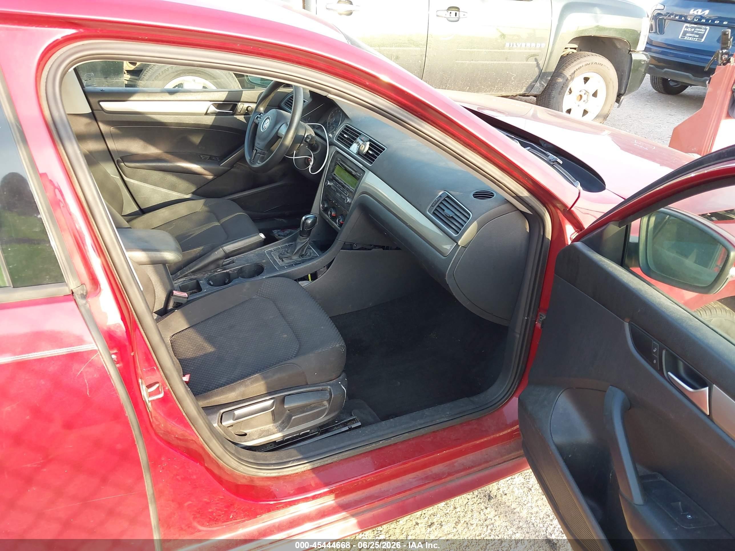 2015 Volkswagen Passat 1.8t S Red vin: 1VWAT7A32FC073579