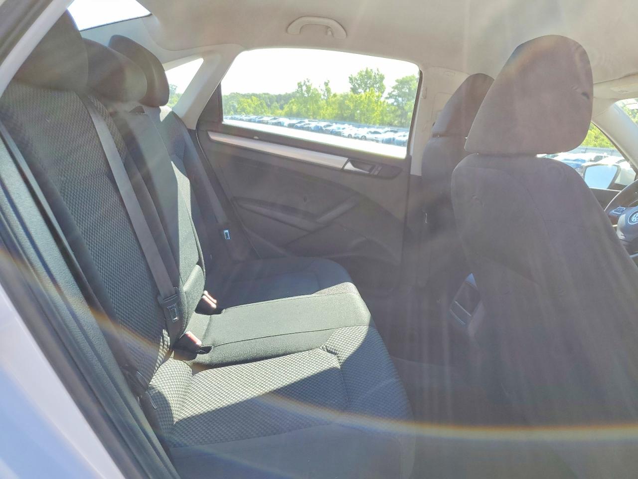 2015 Volkswagen Passat S White vin: 1VWAT7A32FC078569