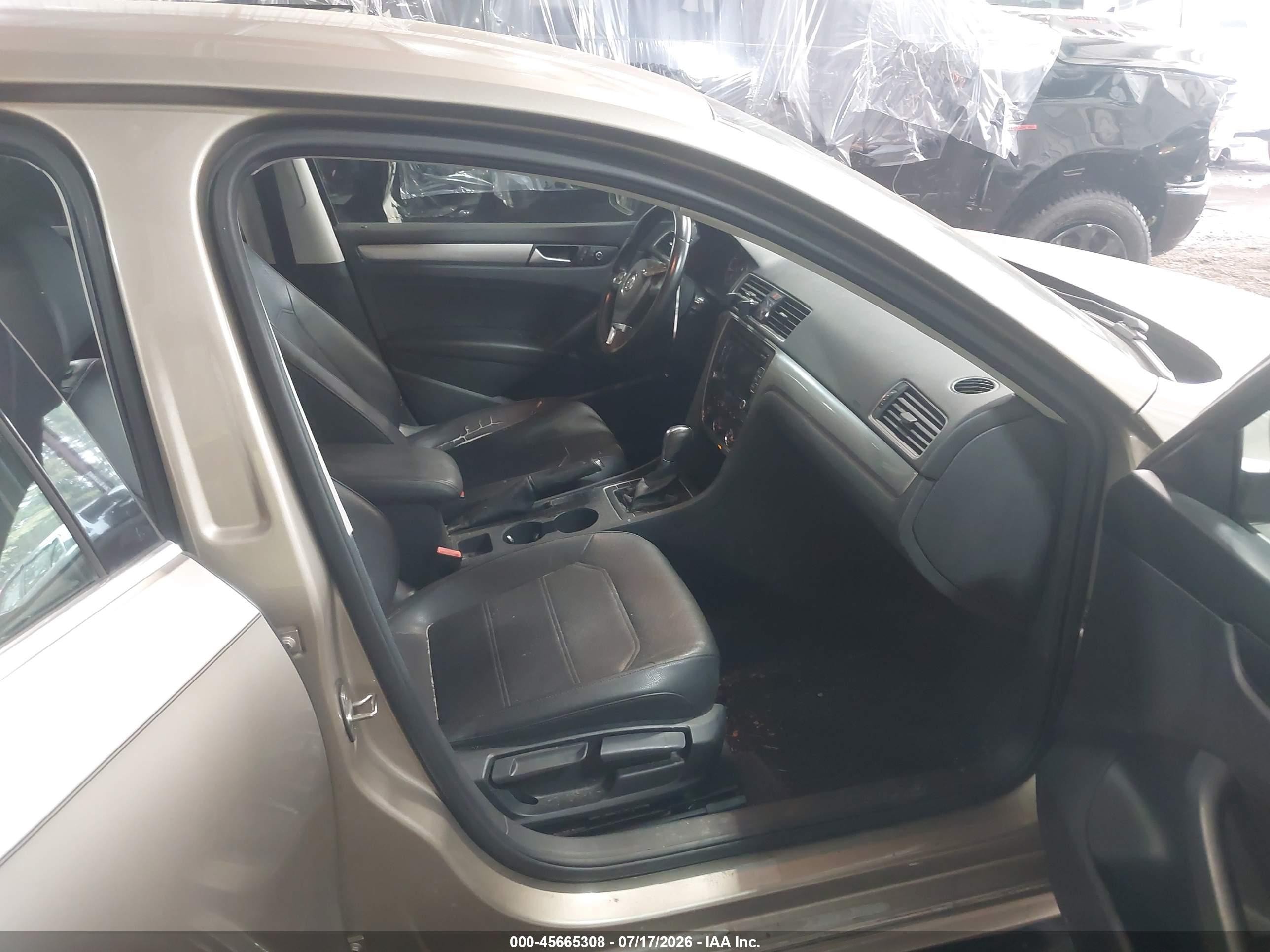 2015 Volkswagen Passat 1.8t Limited Edition Бежевый vin: 1VWAT7A32FC112624