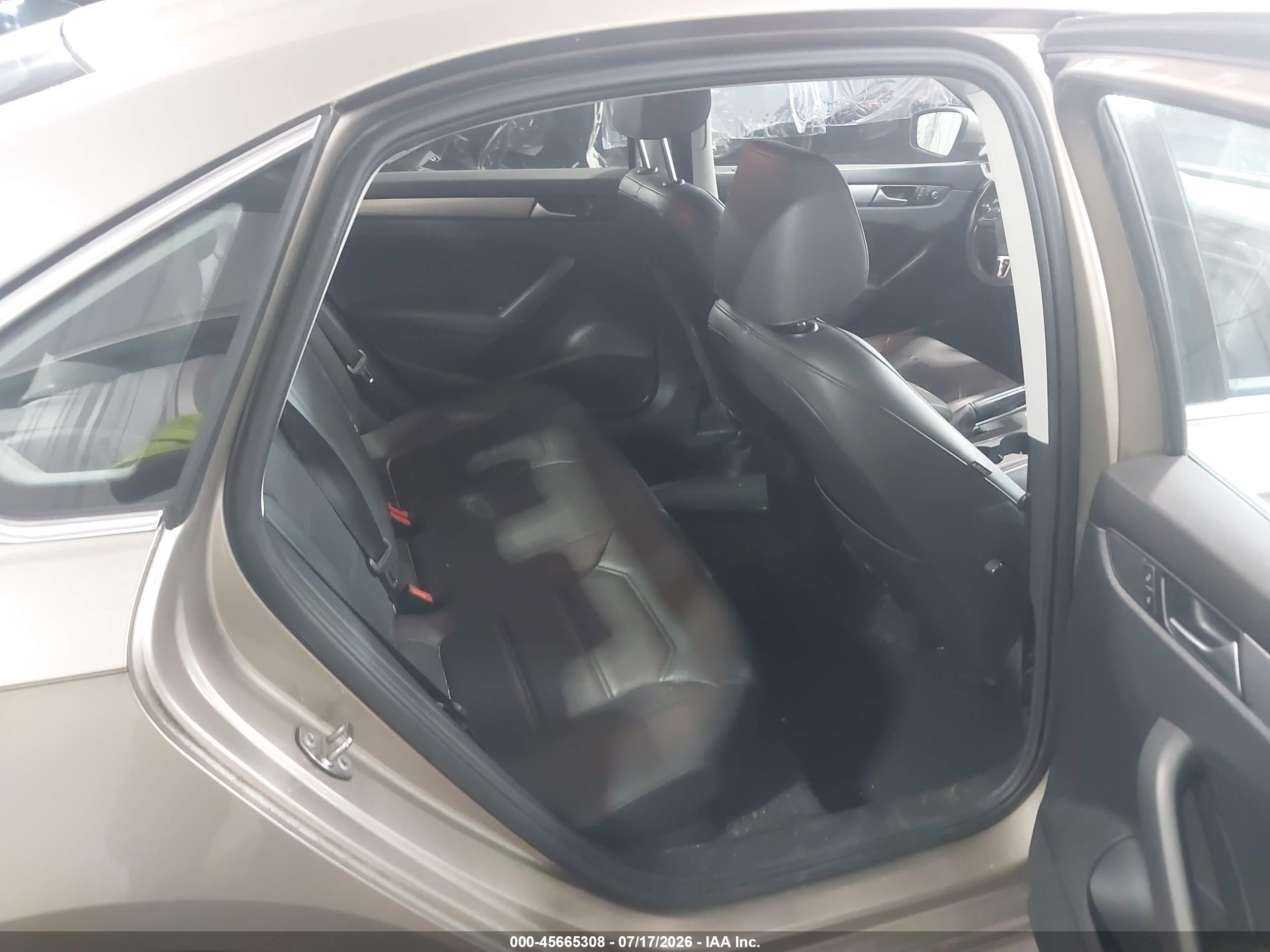 2015 Volkswagen Passat 1.8t Limited Edition Бежевый vin: 1VWAT7A32FC112624