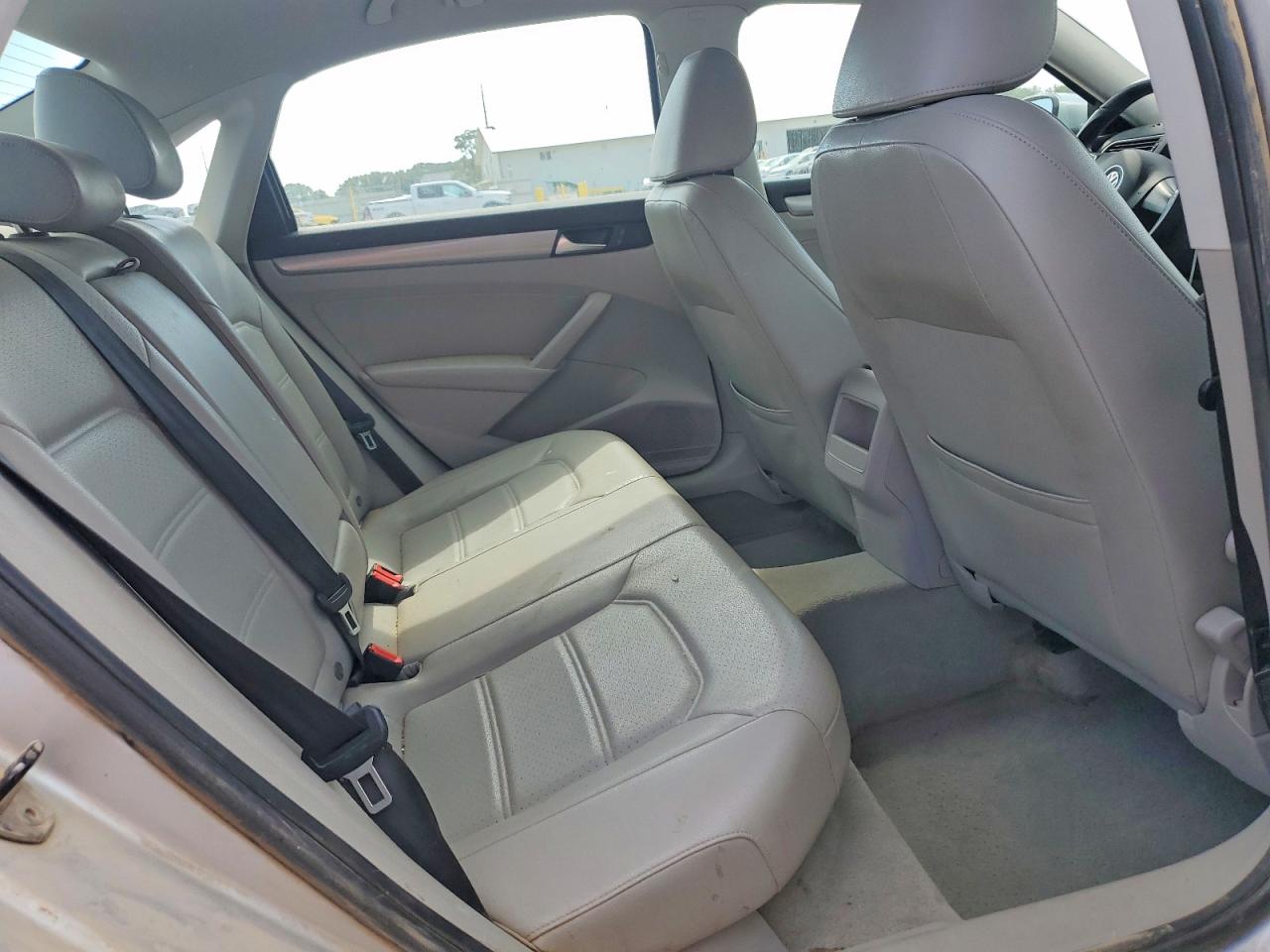 2014 Volkswagen Passat S Silver vin: 1VWAT7A33EC025703