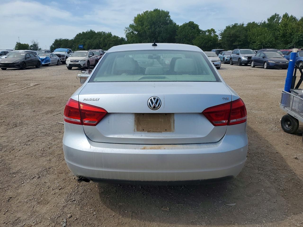 2014 Volkswagen Passat S Silver vin: 1VWAT7A33EC025703