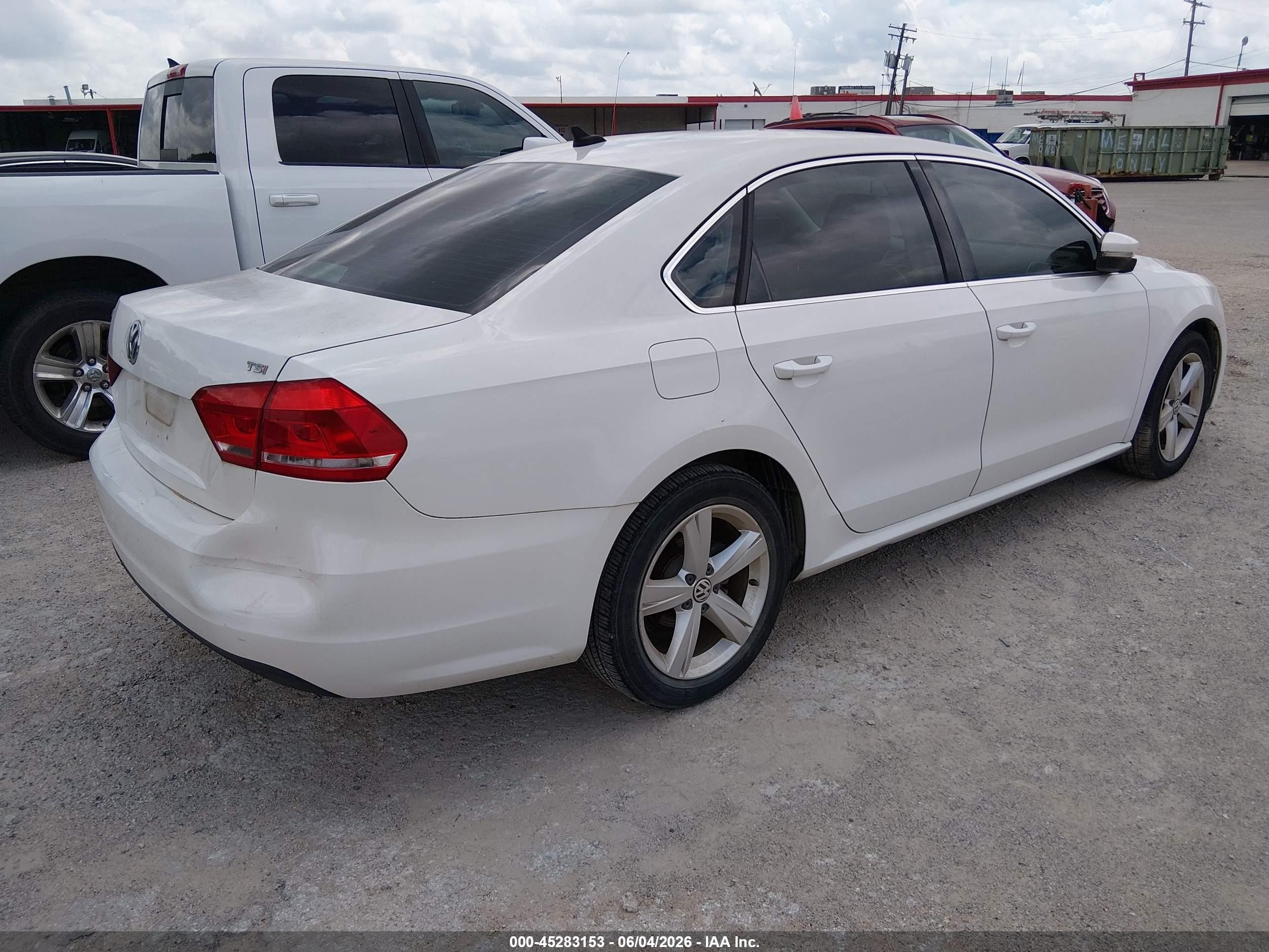 2014 Volkswagen Passat 1.8t Wolfsburg Edition White vin: 1VWAT7A33EC034370