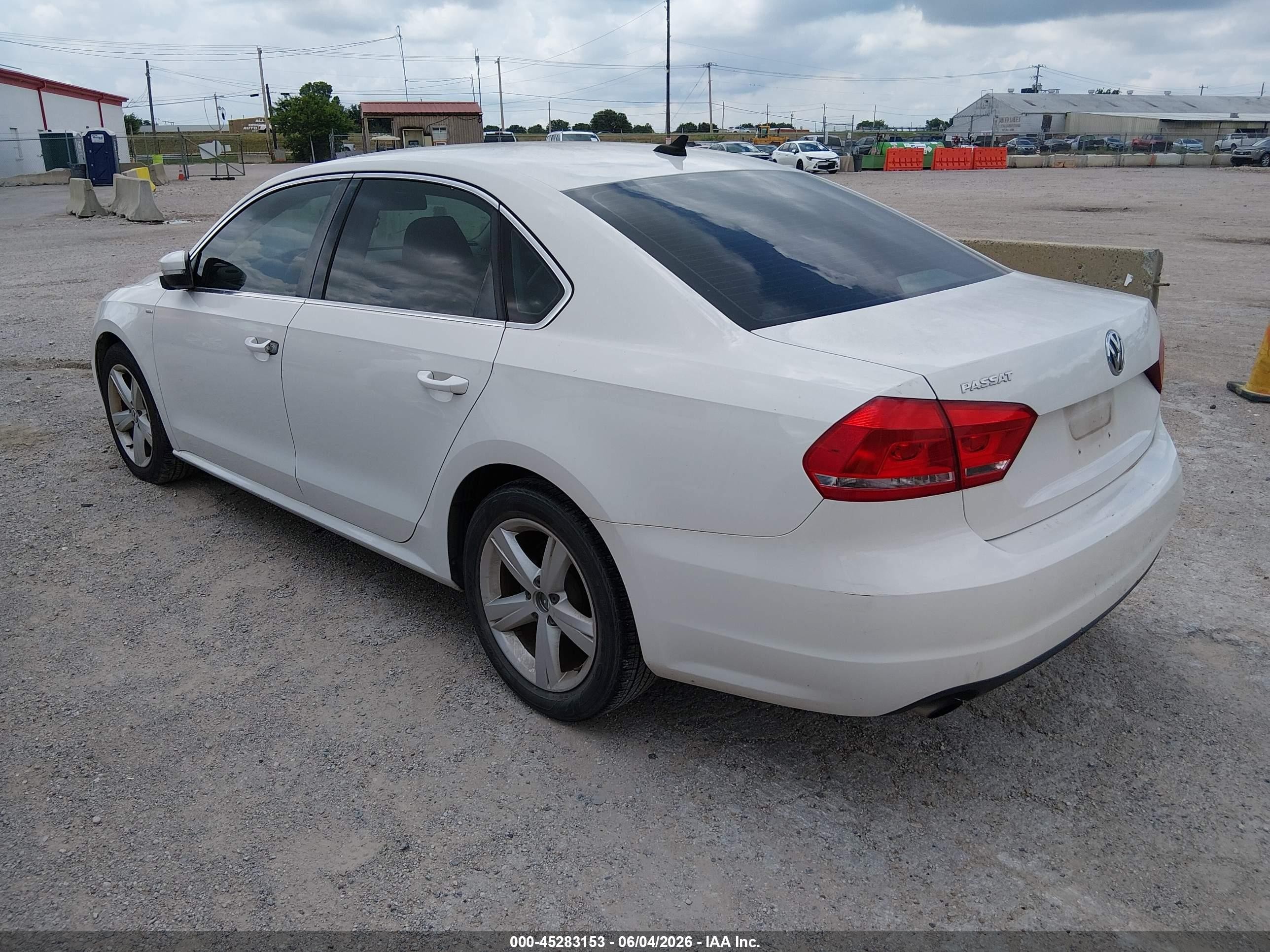 2014 Volkswagen Passat 1.8t Wolfsburg Edition White vin: 1VWAT7A33EC034370