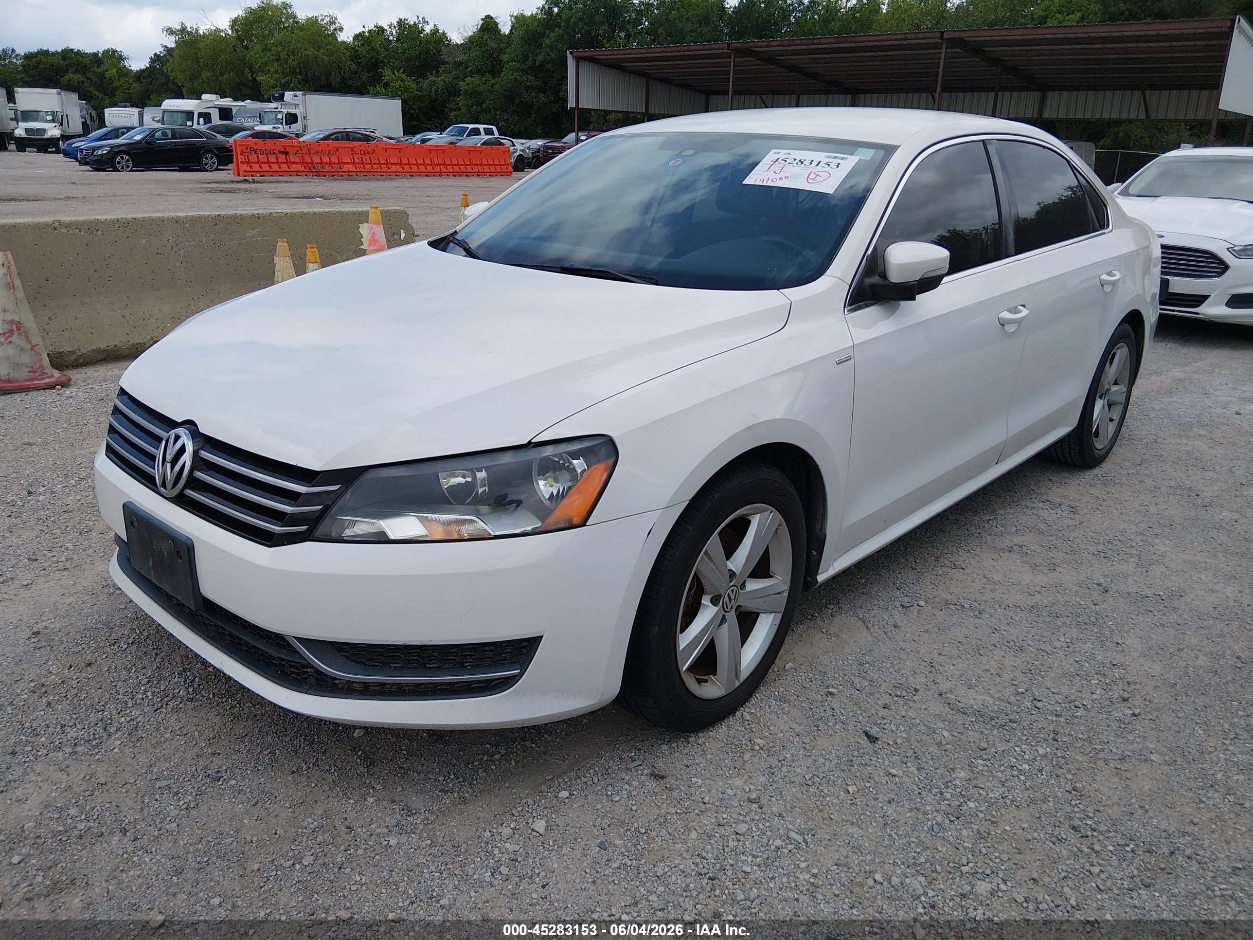 2014 Volkswagen Passat 1.8t Wolfsburg Edition White vin: 1VWAT7A33EC034370