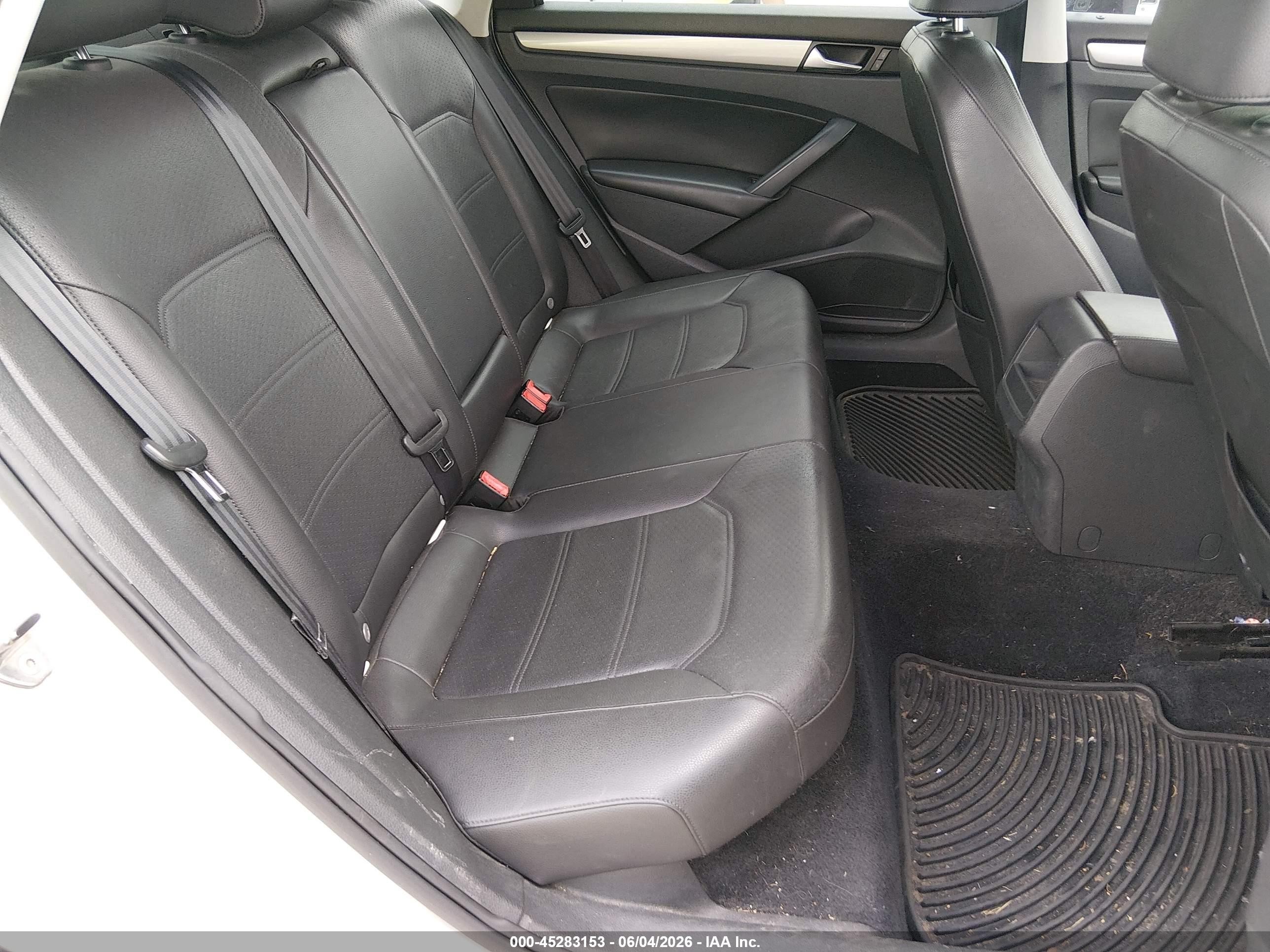 2014 Volkswagen Passat 1.8t Wolfsburg Edition White vin: 1VWAT7A33EC034370