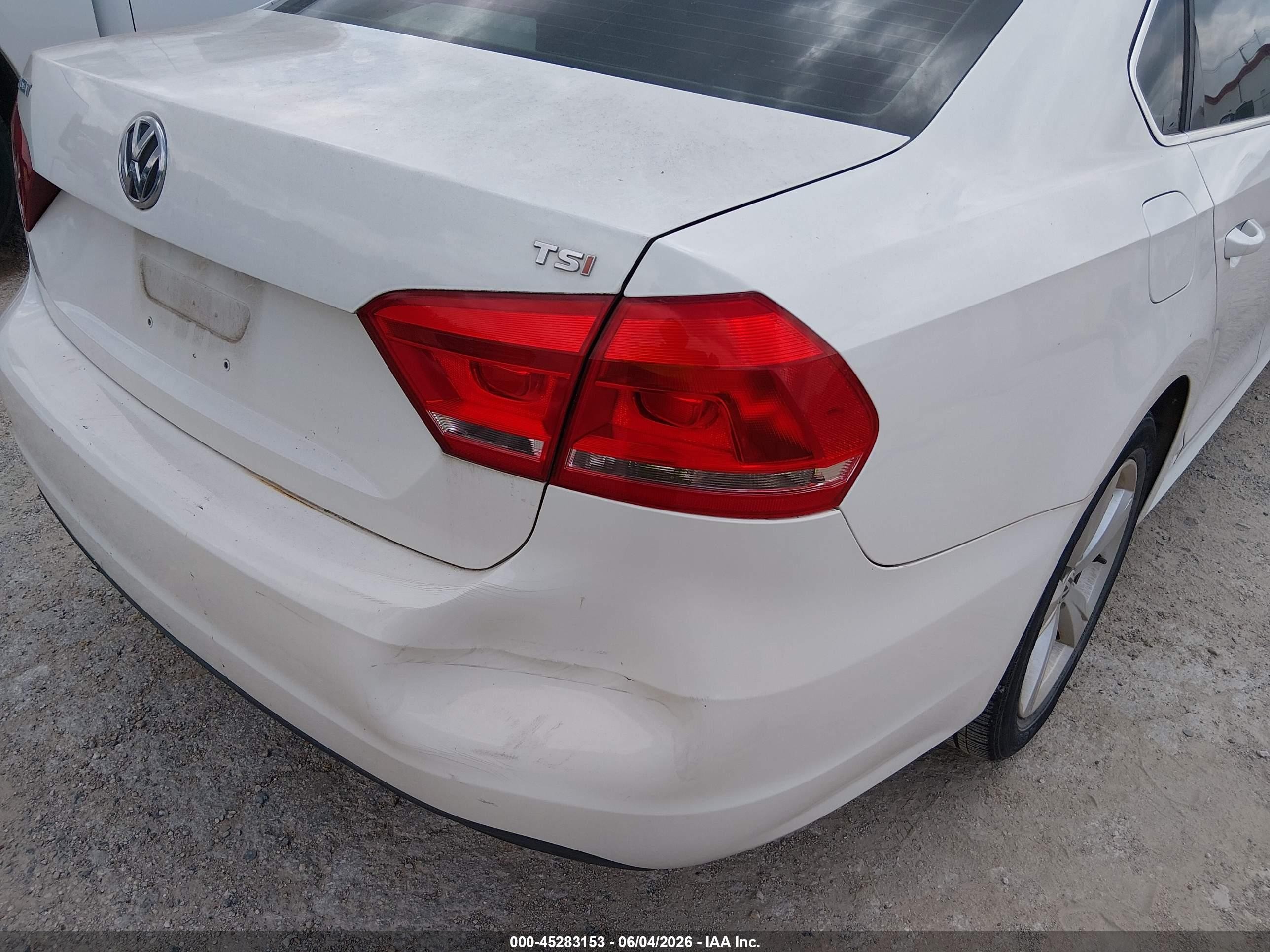 2014 Volkswagen Passat 1.8t Wolfsburg Edition White vin: 1VWAT7A33EC034370
