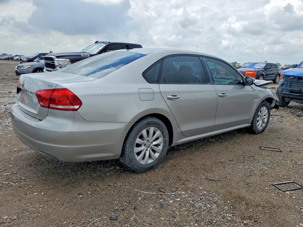 2014 Volkswagen Passat S Silver vin: 1VWAT7A33EC072908