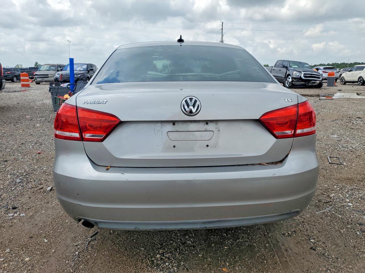 2014 Volkswagen Passat S Silver vin: 1VWAT7A33EC072908