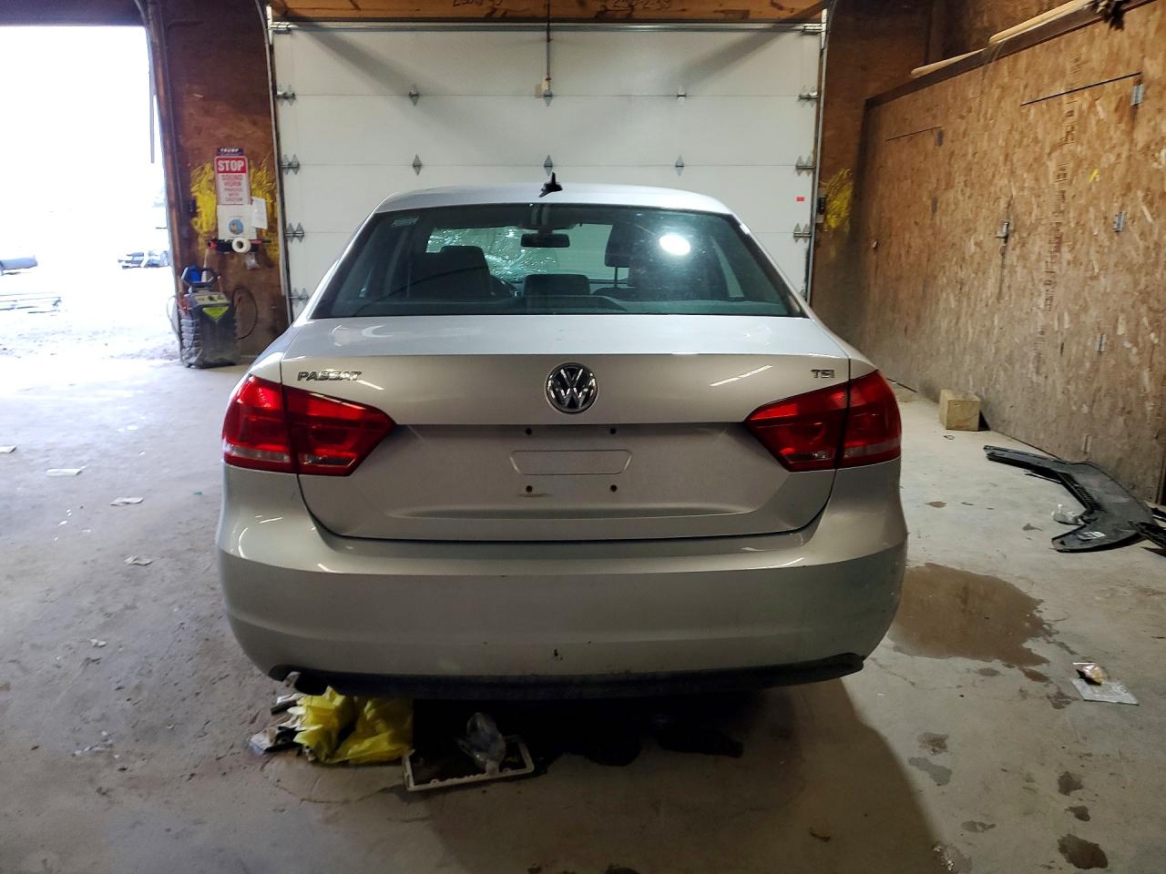 2014 Volkswagen Passat S Silver vin: 1VWAT7A33EC119208