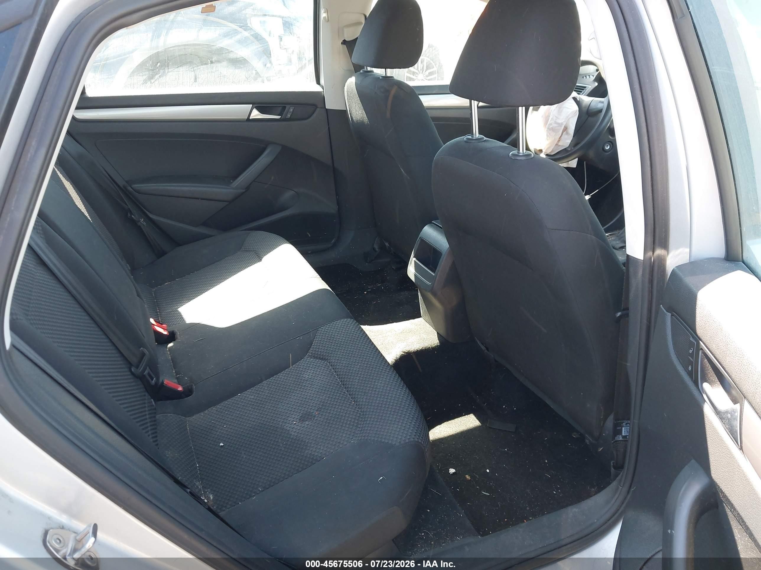 2015 Volkswagen Passat 1.8t S Серебряный vin: 1VWAT7A33FC041093