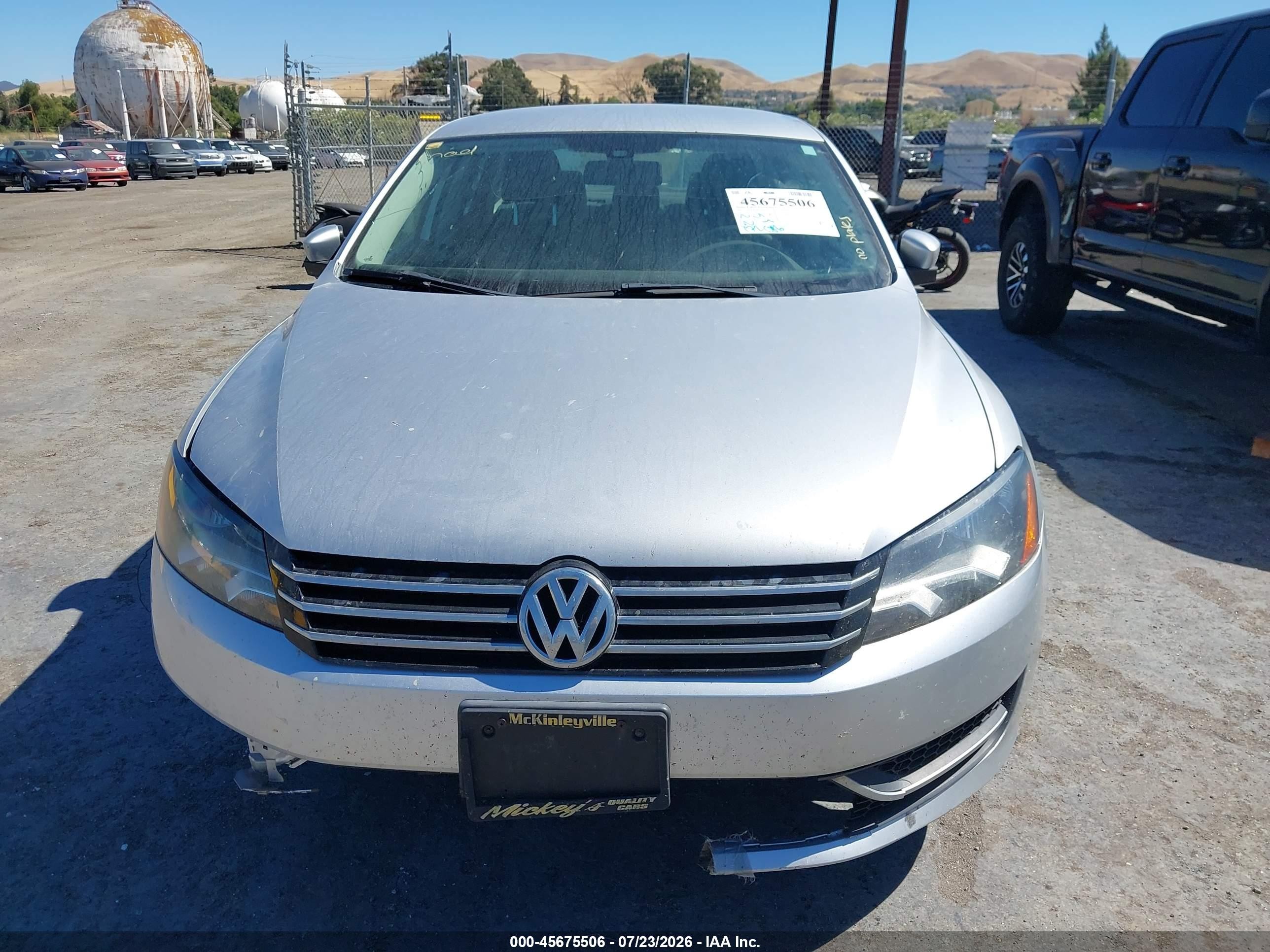 2015 Volkswagen Passat 1.8t S Серебряный vin: 1VWAT7A33FC041093