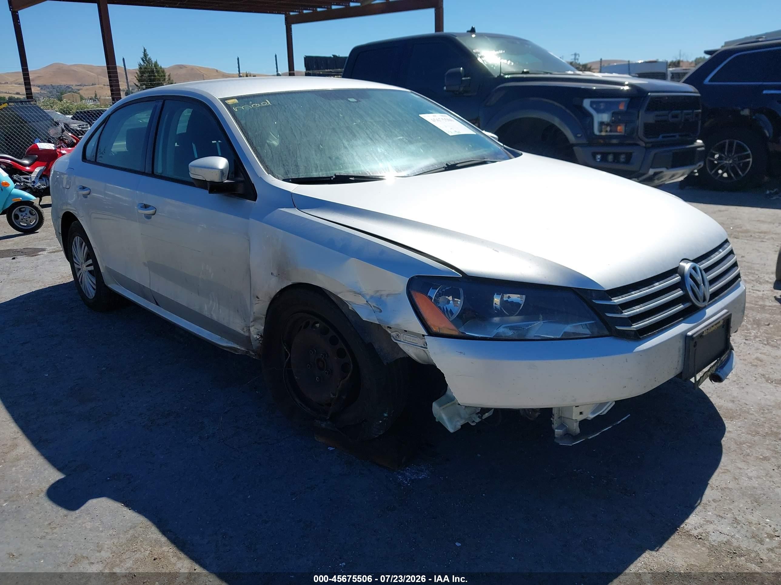 2015 Volkswagen Passat 1.8t S Серебряный vin: 1VWAT7A33FC041093