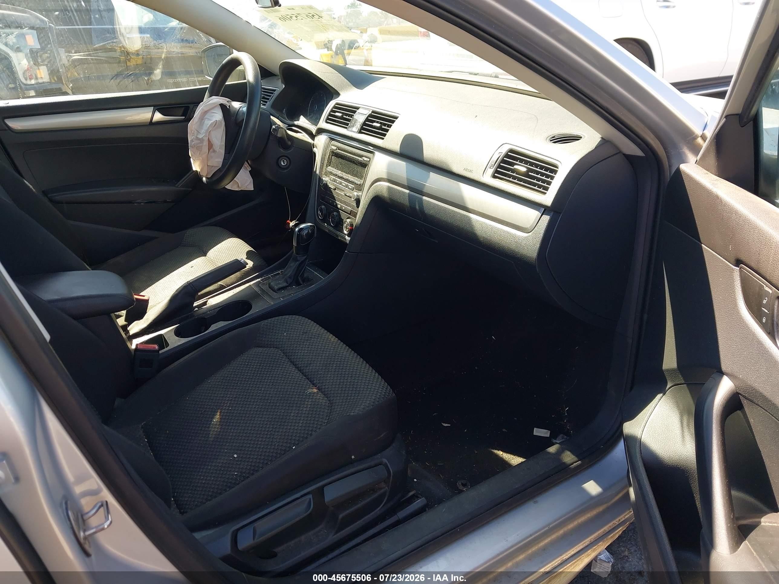 2015 Volkswagen Passat 1.8t S Серебряный vin: 1VWAT7A33FC041093
