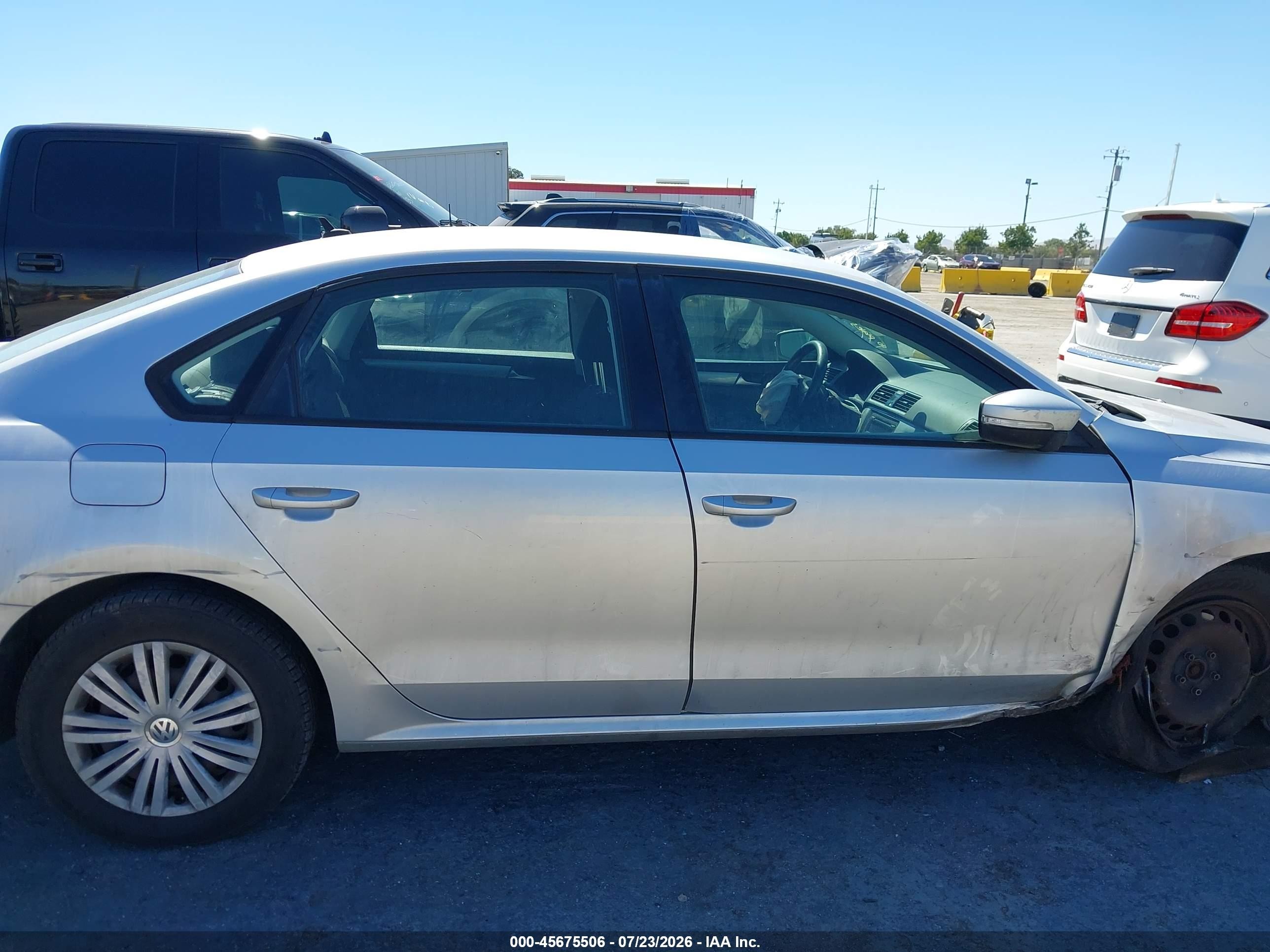 2015 Volkswagen Passat 1.8t S Серебряный vin: 1VWAT7A33FC041093