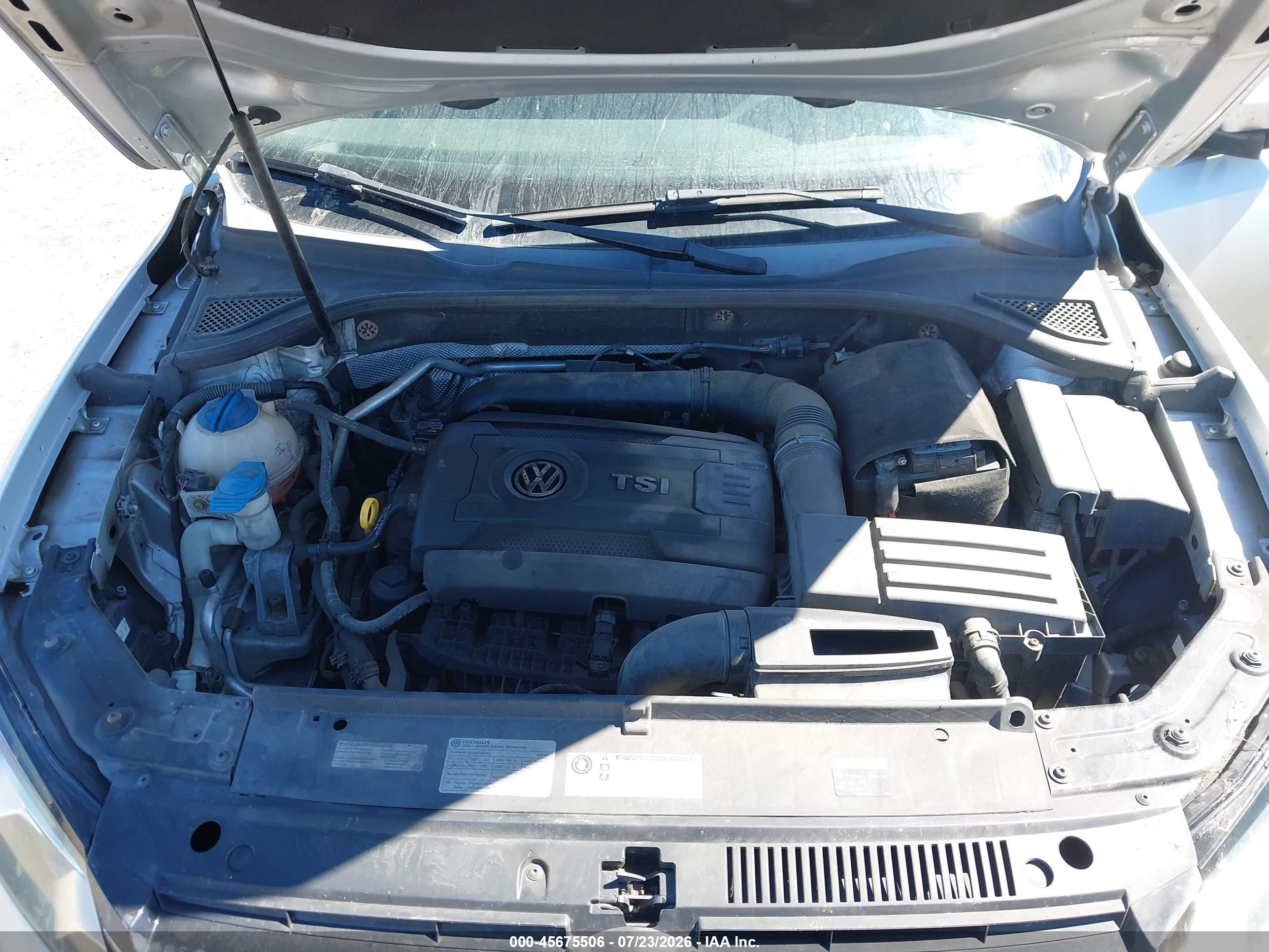2015 Volkswagen Passat 1.8t S Серебряный vin: 1VWAT7A33FC041093
