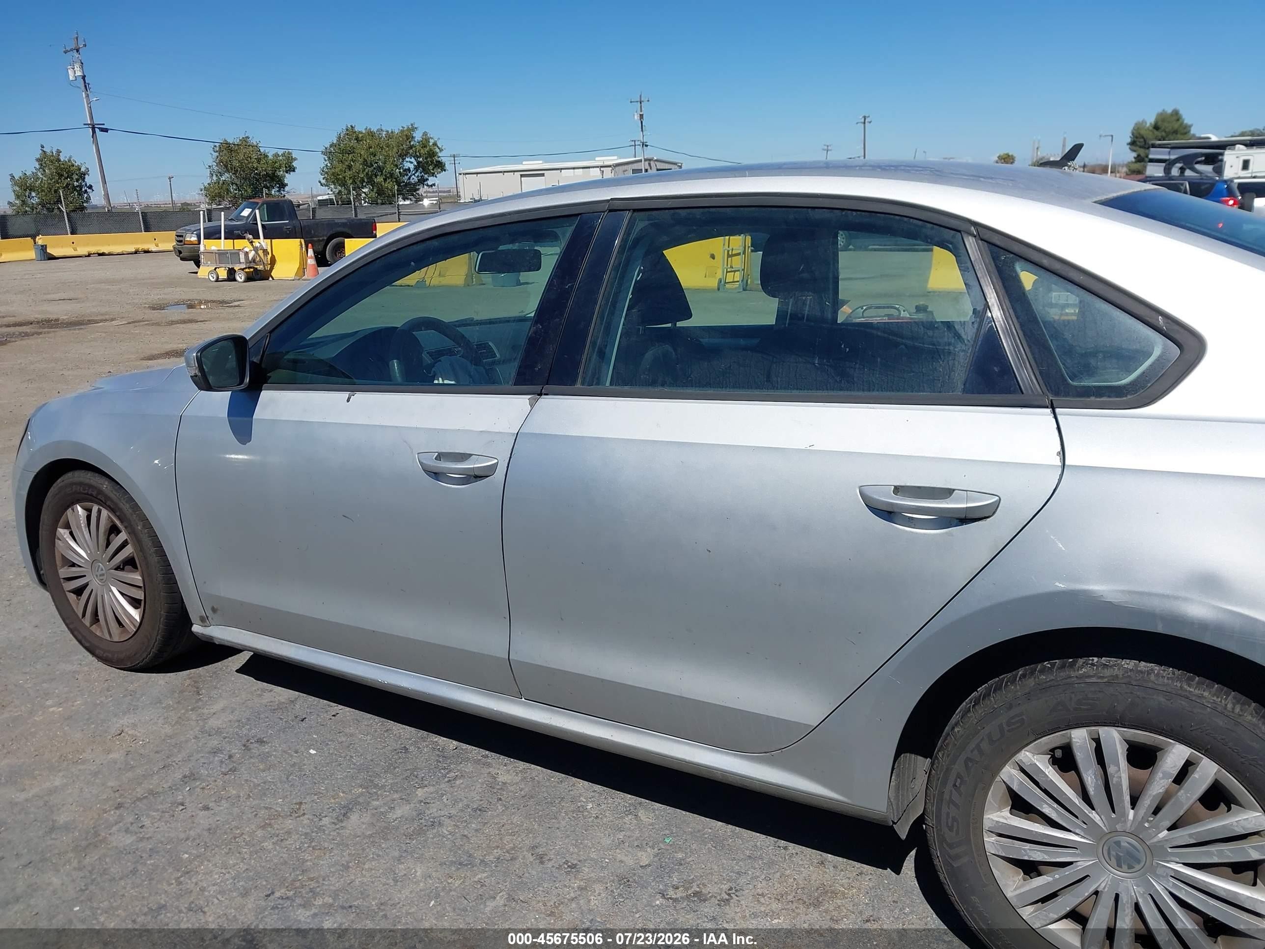 2015 Volkswagen Passat 1.8t S Серебряный vin: 1VWAT7A33FC041093